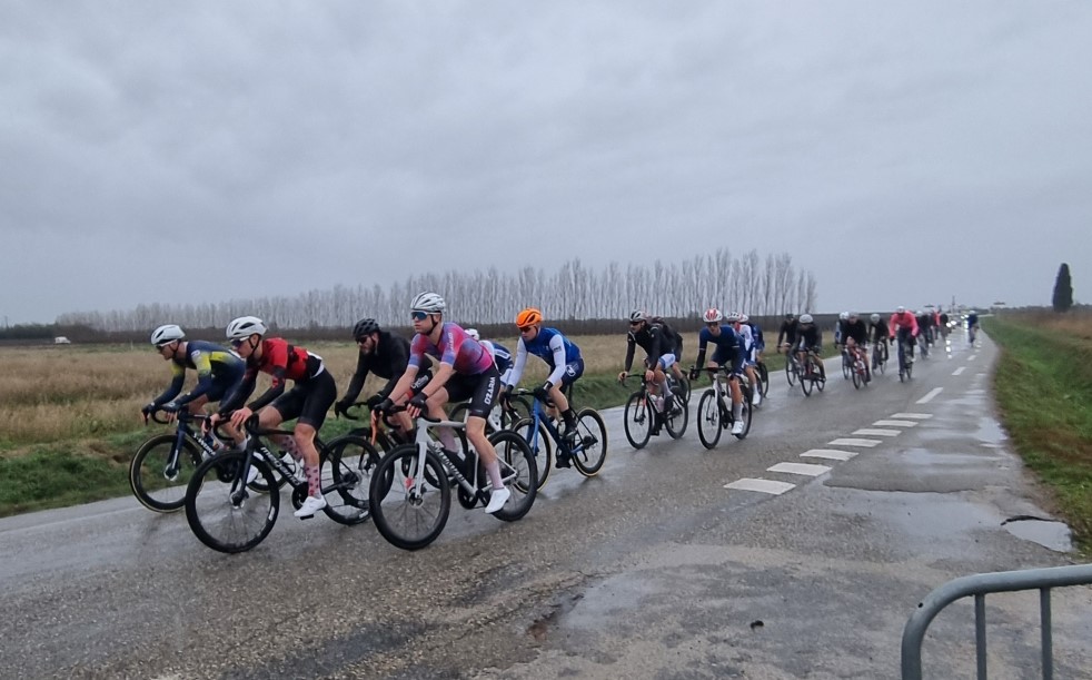 C’est du côté du Gard, au Grand Prix de Manduel, que les Mousquetaires de la formation Gers Cycling Development ont inauguré leur saison 2026. Cinq coureurs ont donc pris le départ : Stanley Cooke, Teddy McDaid, Yassin Nekkache, Nathan Payet et Mikaël Rapeaud.
Très rapidement, sous un ciel gris, pluvieux et venteux, nos coureurs souffrent : « J’ai sous-estimé la météo ; je n’avais pas de bonnes sensations et les jambes bloquées par le froid », déclare Teddy McDaid, déçu. Même son de cloche pour Yassin Nekkache, victime de crampes : « Le mauvais temps a joué un rôle important sur la course et c’est sans doute à cause de ça que j’ai crampé… » Nathan Payet n’est pas au mieux non plus : « J’avais des mauvaises jambes et le froid m’empêchait d’être dans ma course, en plus de la forte pluie. » Pour couronner le tout, Mikaël Rapeaud, à l’avant de la course pendant les trois premiers tours du circuit, chute sur le bas-côté, victime d’une « vague » du peloton : « Je suis tombé dans l’herbe et j’ai explosé ma roue dans les trous du bas-côté » Un beau gadin heureusement sans gravité.
Avec quatre abandons durant la course, tous les espoirs de la formation ont, dès lors, reposé sur les épaules de Stanley Cooke qui continue de faire le job en tête de la course : « J'avais de bonnes jambes et j'ai réussi à participer à quelques échappées. J'étais pourtant à l’avant du peloton pendant la majeure partie de la course. » Tout va donc se jouer dans le final pour le britannique : « J'étais bien placé mais j'ai été bloqué durant le sprint », soupire Stanley, dépité. Seul rescapé de notre formation, il coupe la ligne d’arrivée à la 37e place du classement général.
Si les comptes n’y sont pas et la déception au rendez-vous, les garçons ont déjà relevé la tête sitôt la course achevée : « Je sais que je suis capable de mieux et la saison est encore longue », déclare Teddy McDaid pendant que Yassin Nekkache reste optimiste : « Je suis très confiant pour la suite de la saison avec de nombreuses victoires à la clé ». Nathan Payet concluait la journée d’un vibrant « Je prendrai ma revanche sur les prochaines courses. ». Il nous tarde déjà la suite de la saison !