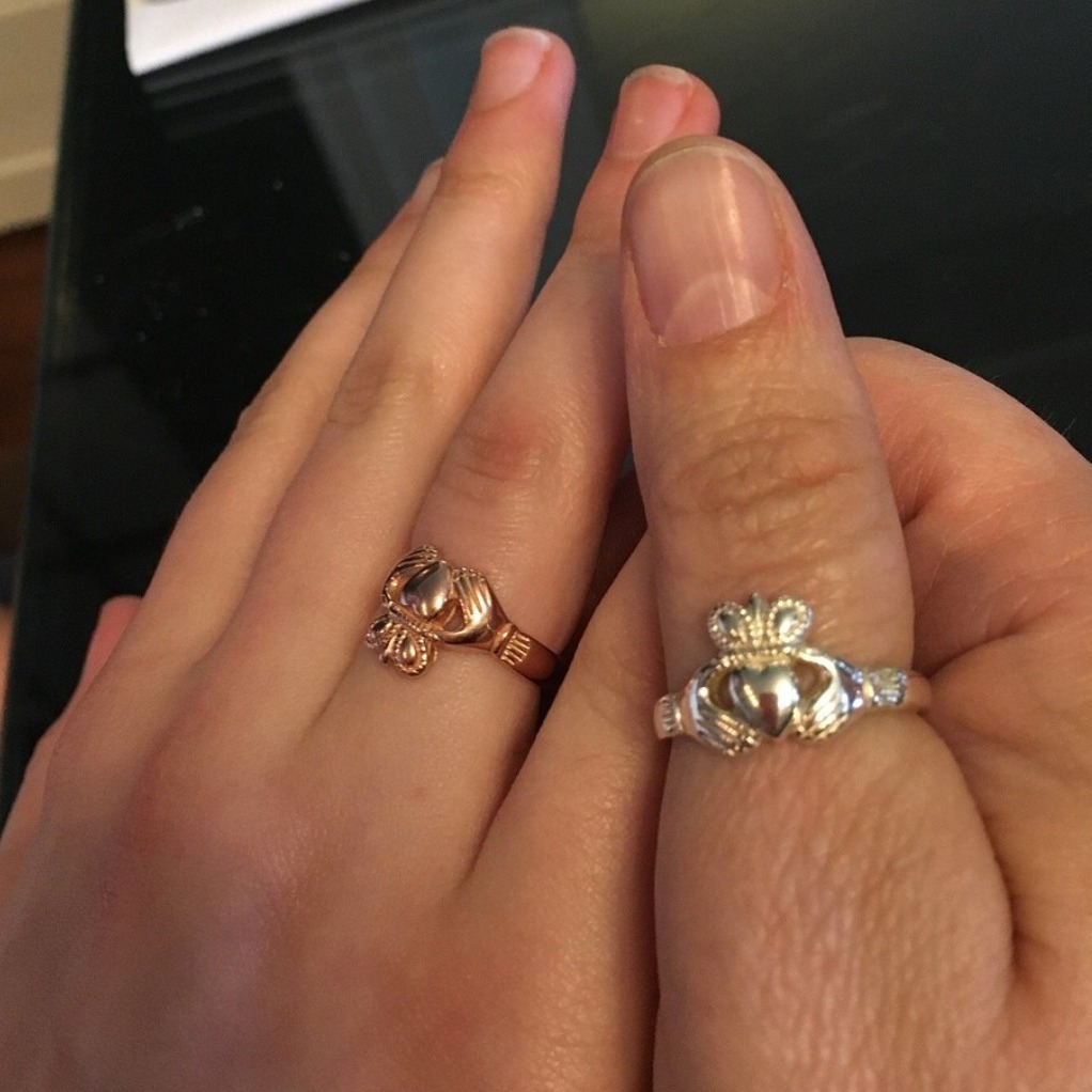 💘 Valentine’s is coming… and we want to celebrate by sharing the magic of love in Ireland! 💘
This Valentine’s week, we’ll be sharing a unique love story from Ireland every day, rooted in history, tradition, and legend 💚
Today, we start with one of Ireland’s most iconic symbols of love: the Claddagh Ring, from Galway. 💍
Its origin is surrounded by two fascinating stories:
1️⃣ A tale of generosity and magic:
Margaret Joyce, the widow of a wealthy Spanish man, used her fortune to help the poor of her hometown of Galway. As a reward for her kindness, it is said that an eagle dropped the first Claddagh Ring directly into her lap — a symbol of love, loyalty, and friendship.
2️⃣ A story rooted in history:
Richard Joyce, a young man from Galway, was captured by pirates while traveling to the West Indies in the 17th century. Sold as a slave to a goldsmith in North Africa, he learned the craft and became a talented artisan. When he finally regained his freedom, he returned to Galway and created the first Claddagh Ring as a gift for his fiancée — with whom he was happily reunited.
The hands symbolize friendship, the heart symbolizes love, and the crown symbolizes loyalty. Traditionally, how the ring is worn shows your relationship status:
Heart outward on the right hand → seeking love
Heart inward on the right hand → in a relationship
Left hand → engaged or married
More than a piece of jewellery, the Claddagh Ring is a piece of Irish heritage, carrying centuries of love stories and timeless symbolism 💫
Would you buy one of these rings on your trip to Ireland? ✨