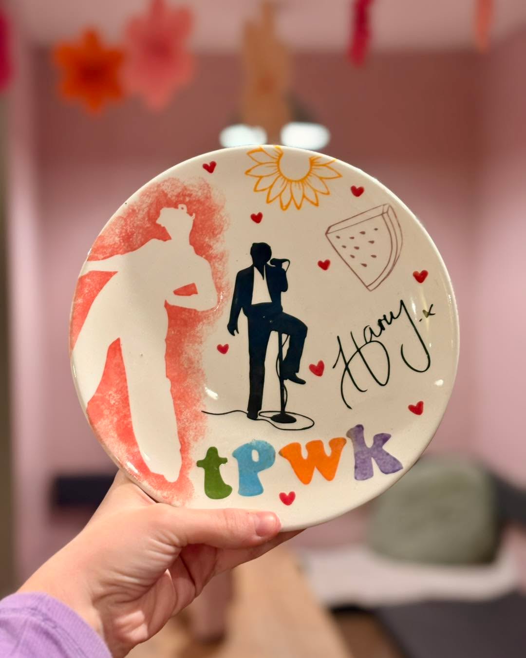 💋🪩 KISS ALL THE TIME (DISCO OCCASIONALLY) 🪩💋
It’s happening… Harry Styles Night at Happy Glaze 😭💛
Missed out on tickets? SAME.
So we’re doing the next best thing… a cosy pottery painting listening party with Harry’s new album + all the classics we can’t live without 🎶✨
🎨 Pottery Painting Listening Party
📅 Friday 6th March
🕕 6–9pm
🎟️ Golden Ticket: £8pp
🍿 popcorn included
✨ Harry themed stencils included
🍸 drinks available to purchase from the bar
Pottery is chosen & paid for on the night (lots of mugs, plates, disco-worthy pieces 👀)
Spaces are limited… so if you want in, don’t wait 💛🪩
🔗 Book online now!
#HappyGlazePottery #PotteryPaintingNight #HarryStylesNight #DevonEvents #Tiverton