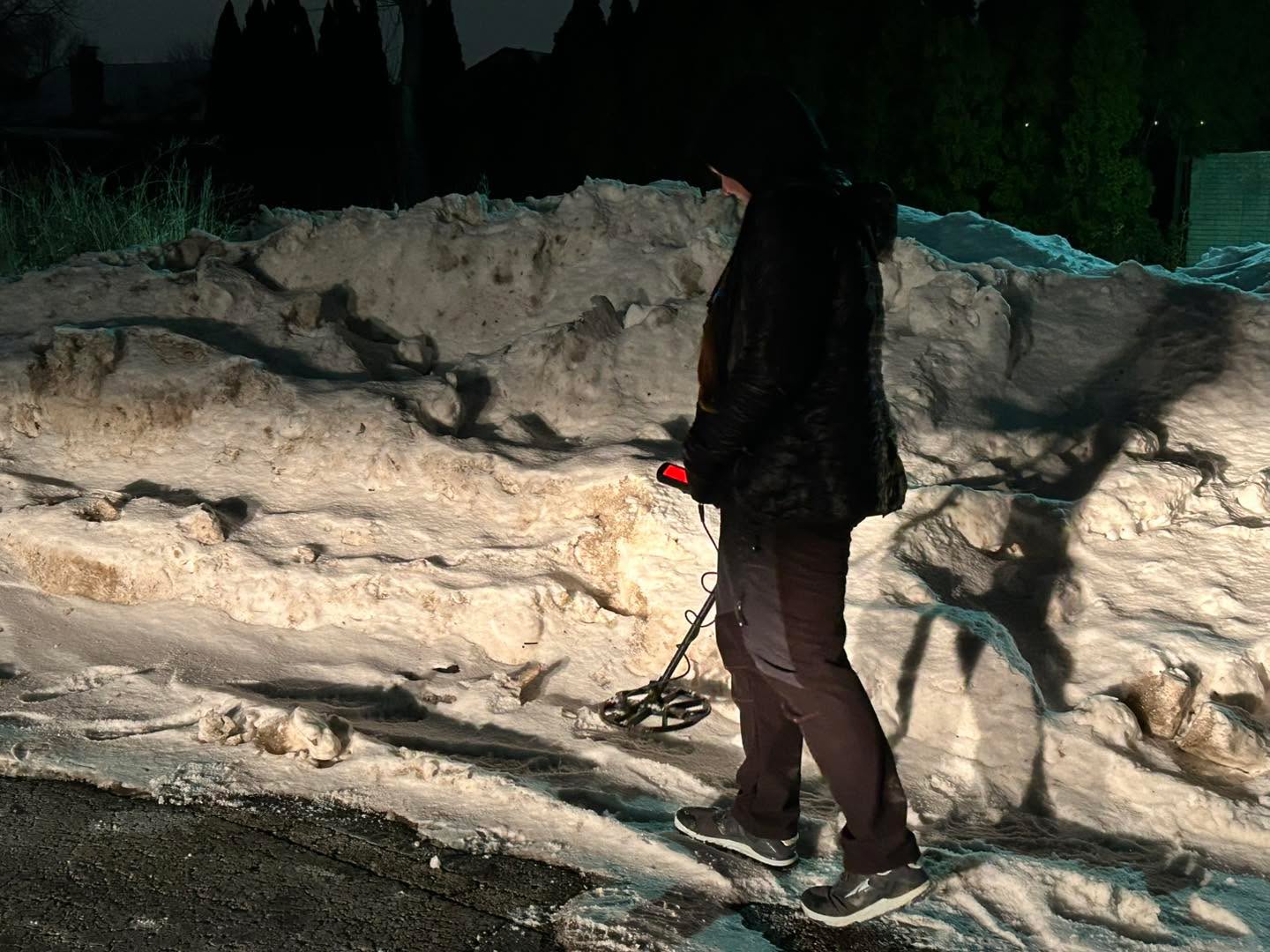 Looking for a missing ring today. The owner lost it somewhere between going to an appointment and bringing in the trash cans at home. There was a chance it was in some snow nearby, but unfortunately that was not the case. Hopefully it will turn up at her house or in her car 🤞
.
.
#recoverydiving #lakestclair #greatlakesstate #detroitriver #stclairshores #clintonriver #harrisontownship #boattown #algonac #stclair #metrobeach #michigansummer #michiganboating #puremichigan #michiganmarinas #metaldetector #safeharbormarinas #metaldetecting #Underwatermetaldetecting