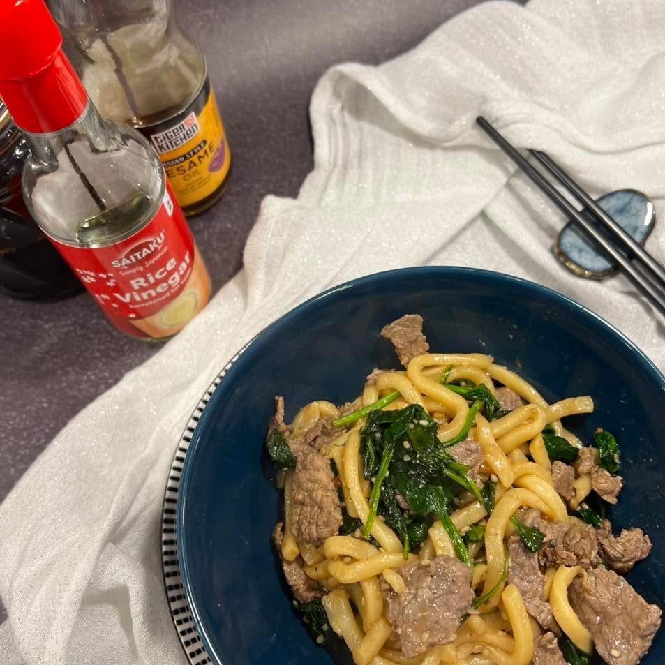 Udon Nudeln Stir-Fry
Wenn es schnell gehen soll, aber trotzdem nach WOW schmecken muss:
Udon Nudeln rührgebraten mit zartem Rindsgeschnetzeltem und frischem Babyspinat.
Saftig, würzig, einfach Soulfood pur.
Zutaten für 4 Personen:
Sauce:
6 EL Soyasauce
2 EL Sesamöl
2 EL Reisessig
2 TL Ahornsirup oder Dattelsirup
2 TL Knoblauchpulver
Udon Nudeln:
4 EL Kokosöl
500 g Rindfleisch, geschnetzelt
200 g Babyspinat, gewaschen
400 g Udon Nudeln
4 EL Sesam
Zubereitung:
Die Udon Nudeln in eine Schüssel geben und mit kochendem Wasser übergiessen.
Ca. 2 Minuten stehen lassen, danach die Nudeln abtropfen.
Für die Sauce alle Zutaten in einer Schüssel verrühren.
Das Kokosöl in einen Wok geben und erhitzen.
Das geschnetzelte Rindfleisch darin rundherum anbraten. Mit Salz und Pfeffer würzen.
Heraus nehmen, in Alufolie einwickeln und beiseite stellen.
In derselben Pfanne die Udon Nudeln mit dem Spinat hineingeben und mit der Sauce ablöschen.
Unter ständigem Rühren etwas köcheln lassen bis der Spinat zusammengefallen ist.
Nun die Rindfleisch Stücke wieder zu den Nudeln geben und mit dem Sesam bestreuen.
Kurz mitköcheln und anrichten.
En Guete !
#thekitchenwitches #asiatisch #leckerlecker #leckerschmecker #rezepte #recipeshare #genussmomente
