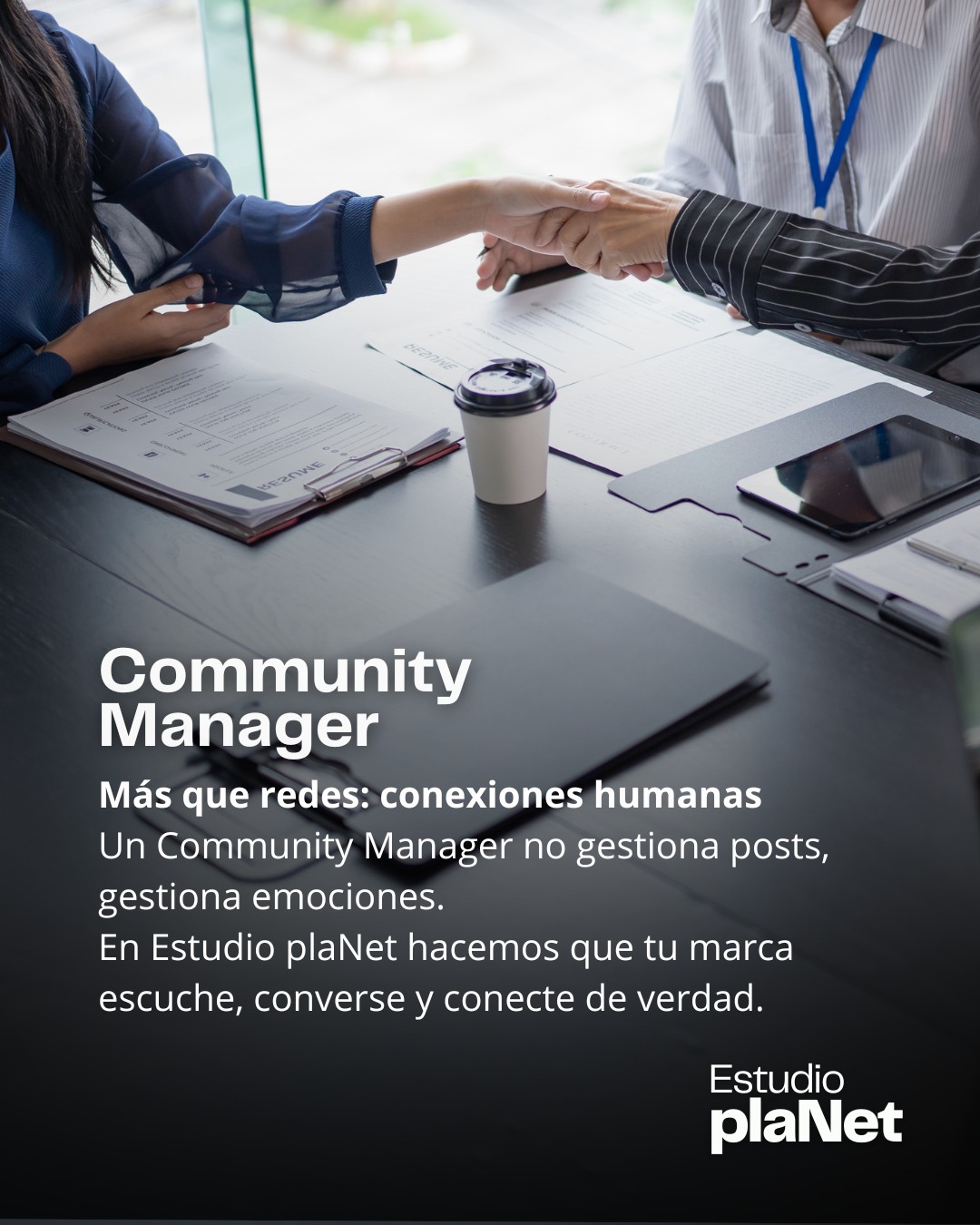 ¿Es la comunidad un canal o un activo estratégico?
En la gestión de marca digital, la comunidad no es un efecto colateral del contenido. Es una variable estratégica.
La evidencia en comunicación organizacional y marketing relacional muestra que la interacción sostenida con audiencias impacta directamente en indicadores como confianza, lealtad y percepción de valor. No por volumen de publicaciones, sino por calidad y coherencia de las respuestas.
Un Community Manager no opera únicamente sobre piezas de contenido. Opera sobre dinámicas sociales.
Estudios en comportamiento del consumidor digital señalan que las personas evalúan a las marcas no solo por lo que comunican, sino por cómo responden: tiempos de respuesta, tono, consistencia y capacidad de resolver. Cada interacción construye o erosiona capital simbólico.
En entornos digitales actuales —hiperconectados, asincrónicos y expuestos— la conversación pública se convierte en un espacio de posicionamiento. Comentarios, mensajes directos y menciones no son eventos aislados; son micro-escenarios de reputación.
Hoy observamos tres desplazamientos claros en la gestión de comunidad:
• De la publicación al diálogo: el foco se desplaza de producir volumen a sostener conversación significativa.
• De la reacción a la anticipación: monitoreo activo, detección temprana de fricciones y gestión preventiva de crisis.
• De la informalidad improvisada a la arquitectura de tono: manuales conversacionales alineados con identidad de marca.
La gestión comunitaria efectiva requiere sistema.
Protocolos de respuesta.
Criterios de escalamiento.
Análisis de métricas cualitativas además de las cuantitativas.
La cuestión no es “estar presentes en redes”.
La cuestión es cómo se gestiona la interacción cuando ocurre.
--
Si querés revisar la estructura de tu marca, tu web o tu sistema de contenidos, conversemos.
📩 hola@estudioplanet.com
🌐 www.estudioplanet.com
📲099747592