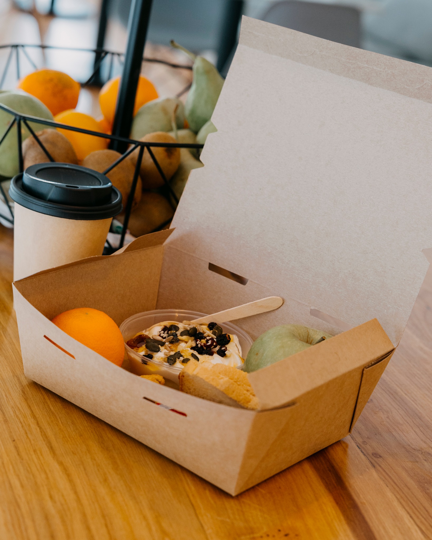 Breakfast box for mornings when there’s no time to snooze your alarm and you need to kick-start your day quickly🥤🥨
#athenstravel