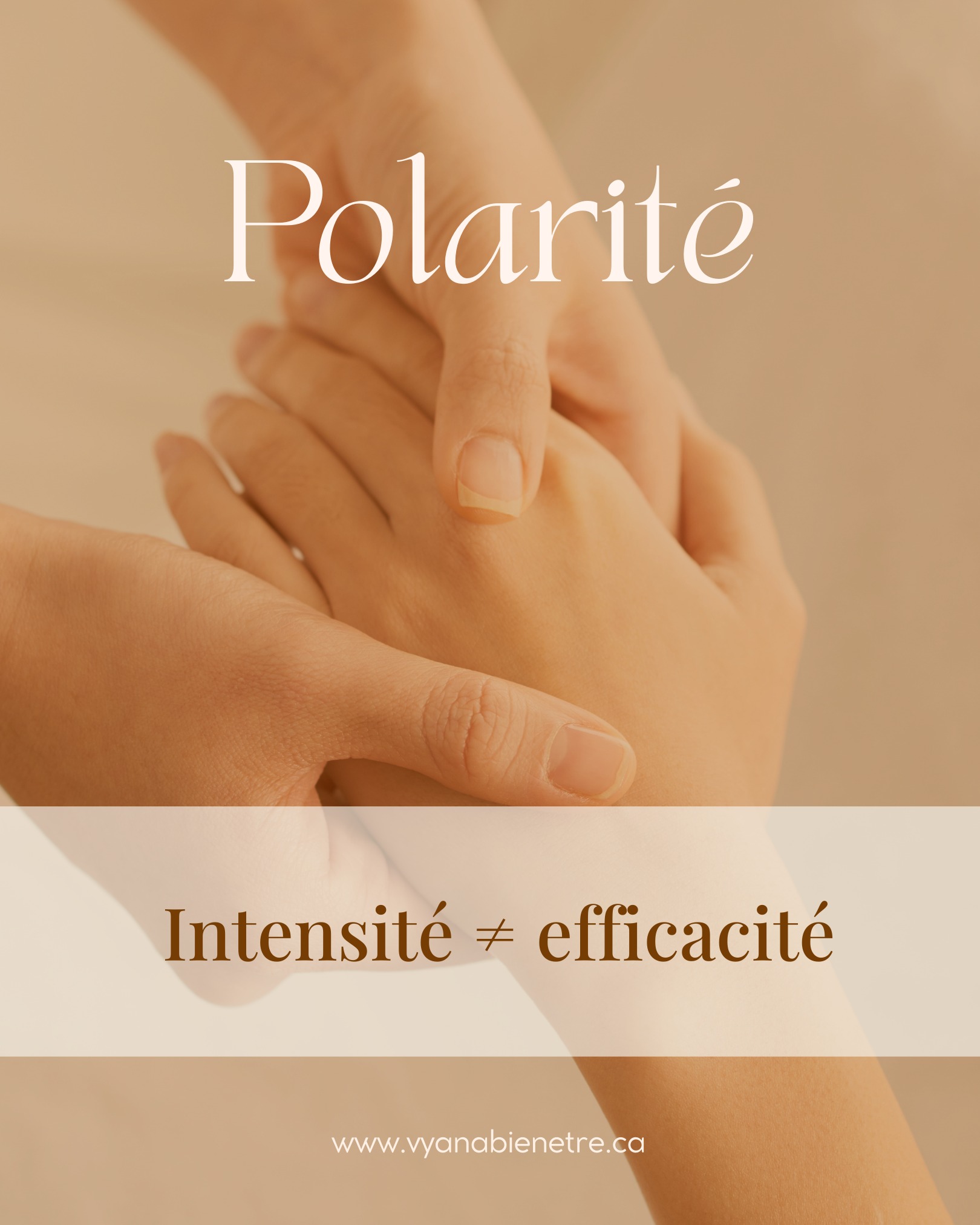 Il existe un mythe persistant dans le monde du bien-être :
Plus la réaction est forte, plus le travail est profond.
En réalité, l’intensité d’une réaction dépend souvent du niveau de stress déjà présent.
Un système nerveux saturé peut réagir fortement :
tremblements, émotions, chaleur, fatigue.
Cela ne signifie pas nécessairement que l’intégration sera durable.
À l’inverse, un système nerveux qui commence à se sentir en sécurité peut choisir une régulation plus discrète :
• Respiration plus régulière
• Tonus musculaire plus équilibré
• Sensation de calme stable
• Meilleure récupération
L’objectif en polarité et en ostéopolarité n’est pas de provoquer une réaction.
Il est de soutenir la cohérence globale.
La cohérence physiologique crée un terrain favorable à la récupération.
La réaction spectaculaire ne garantit pas ce terrain.
Dans les approches liées au système nerveux, la profondeur se mesure à la stabilité dans le temps, pas à l’intensité du moment.
👇Pour découvrir tous les bienfaits de la polarité:
www.vyanabienetre.ca
