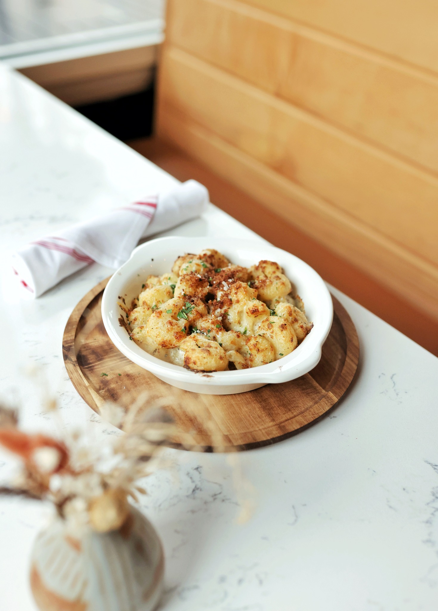 Baked Lumache al Tartufo, black truffle cream sauce, Becher's flagship cheddar, Ferndale Farmstead fontina, breadcrumbs, Parmigiano, parsley. Comfort food, Italian style 🇮🇹
Rich, cozy, and perfect with a glass of vino at Bar Cicotti. Cin cin 🍷
📸 @kristinkins