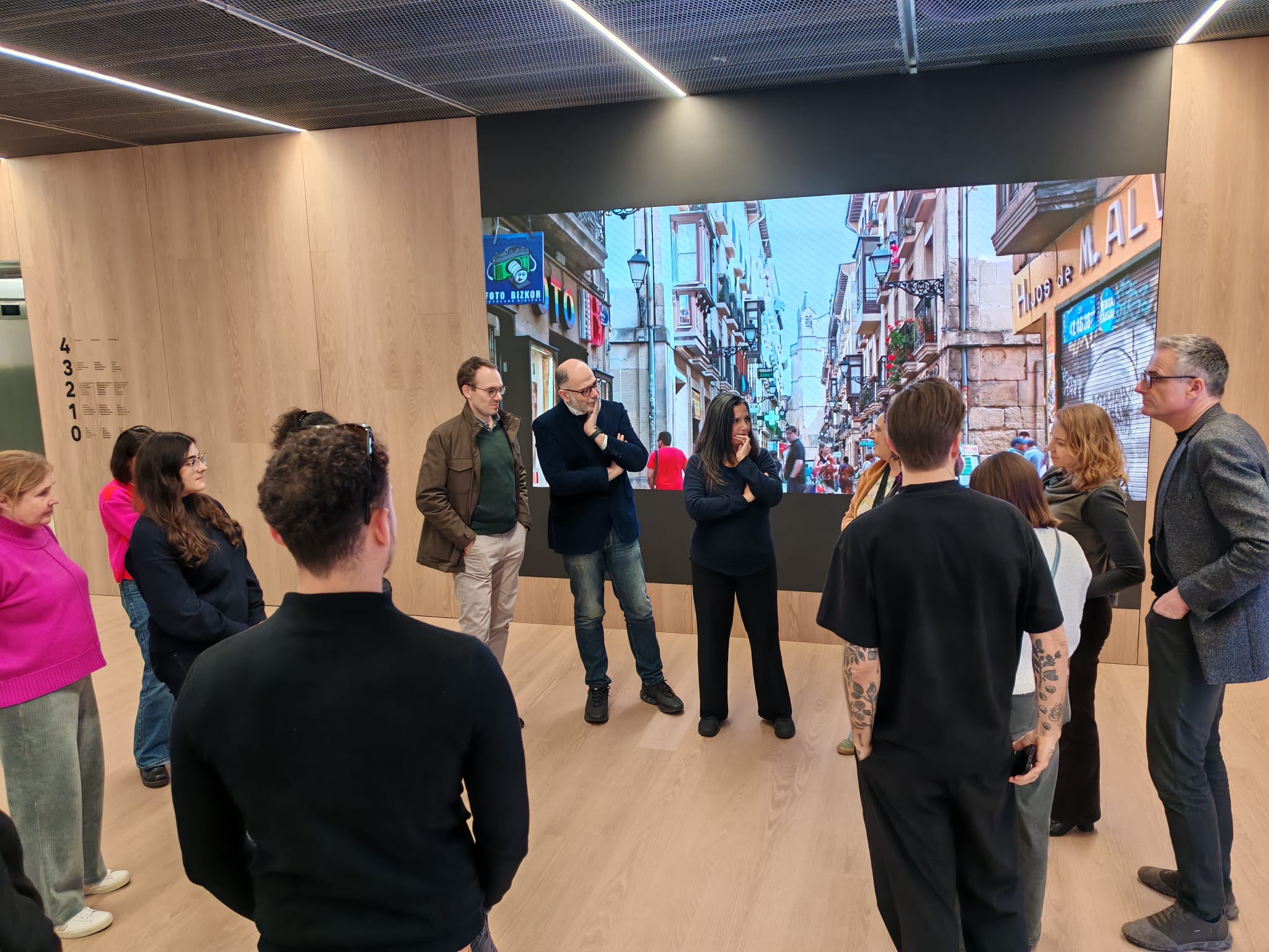 Durante il terzo Consortium Meeting del progetto europeo SWITCH, pOsti ha presentato gli ultimi avanzamenti delle tecnologie digitali sviluppate nell’ambito del WP6, dedicate al supporto dei Food Hub come living labs per la transizione verso diete più sane e sostenibili.
L’incontro si è svolto presso il GOe Tech Center di Donostia–San Sebastián, ospiti del food hub spagnolo coinvolto nel progetto, e ha rappresentato un importante momento di confronto tra partner internazionali.
Al centro della presentazione SmartCounter, la piattaforma sviluppata da pOsti per raccogliere, strutturare e valorizzare dati lungo la filiera agroalimentare, trasformandoli in indicatori utili a valutare impatti ambientali, nutrizionali e comportamentali. Abbiamo inoltre condiviso lo stato di avanzamento di MyFreshFood, tecnologia in sviluppo basata su analisi spettrometrica per rendere accessibili in tempo reale informazioni su freschezza e caratteristiche nutrizionali degli alimenti.
pOsti ha partecipato anche alla roundtable “SWITCH Dialogues”, un momento di dialogo diretto con i partner del progetto, in particolare con i Food Hub che utilizzeranno le tecnologie sviluppate, rafforzando l’idea che il digitale sia un abilitatore concreto di conoscenza, impatto e cambiamento nei sistemi alimentari locali.
@switch.diet