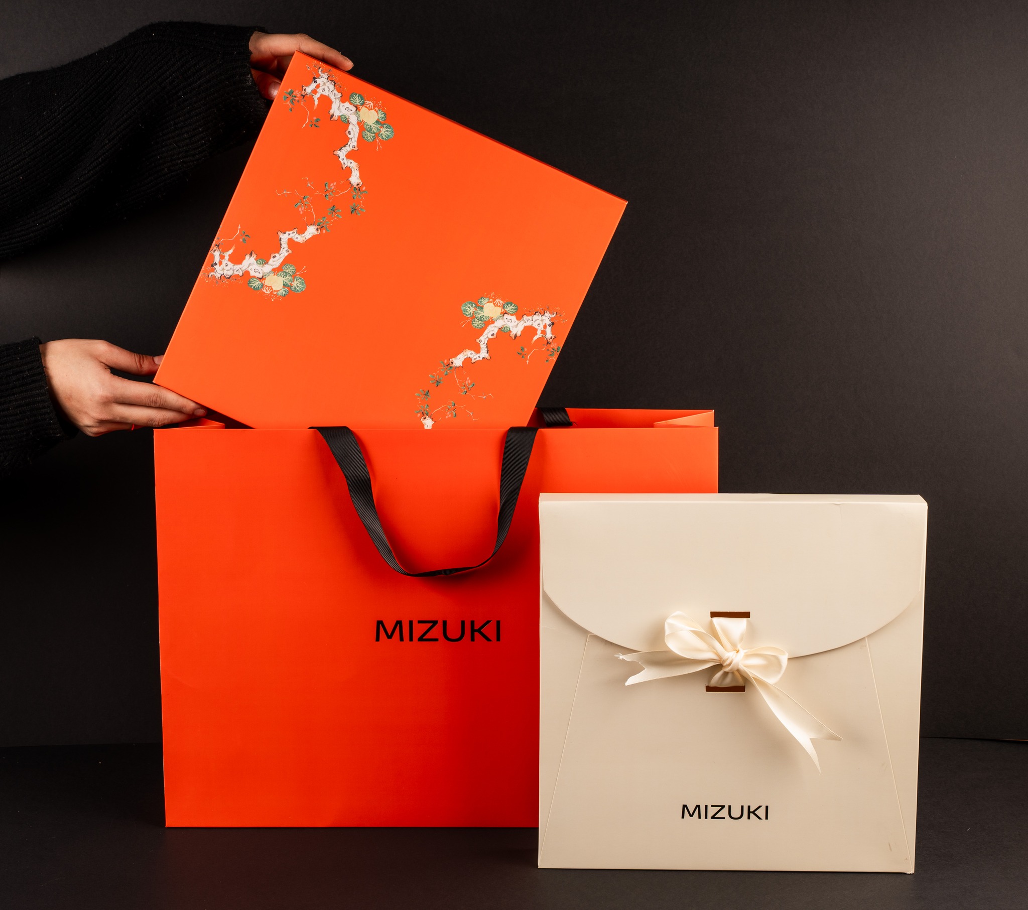 Not just packaging it’s a full brand experience
From idea to reality, every detail matters.
Designed specially for @shop.mizuki
.
photography by @minaashraf_photography