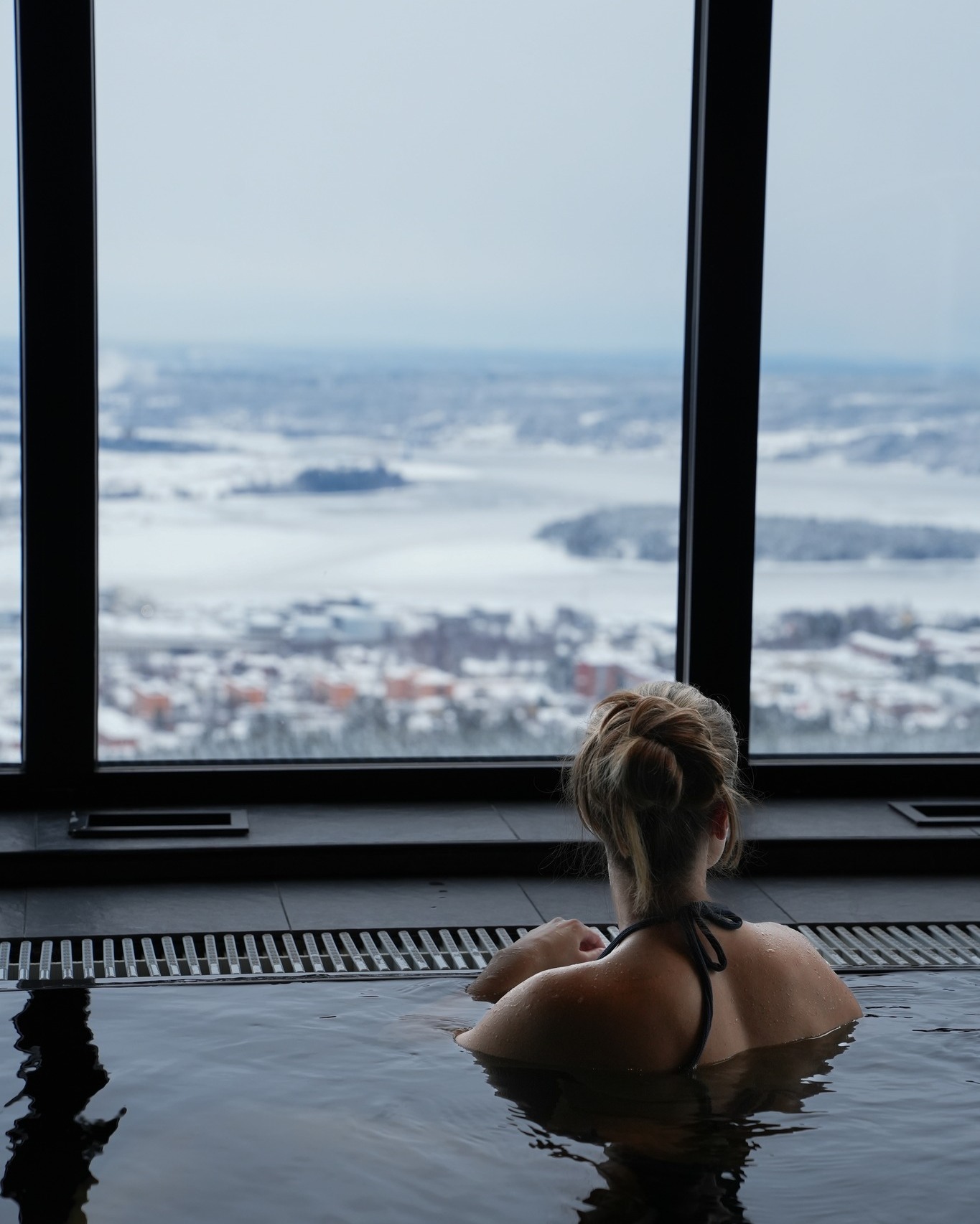 Finns det något bättre än att, när det är kallt ute, glida ner i en varm pool och låta blicken vila långt bort?
Det är precis den känslan som väntar på Hotell Södra Berget i Sundsvall.
Kom och upplev det du också – boka nu på www.sodraberget.se
