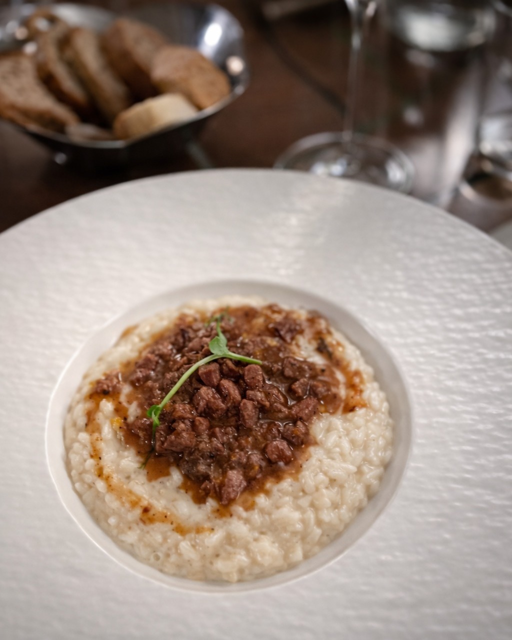 Il riso cuoce, la musica si diffonde, il bicchiere si riempie….un nostro risotto sembra mettere tutto a posto! 🥰
#anticaosteriailmonterosso #monterosso #suna