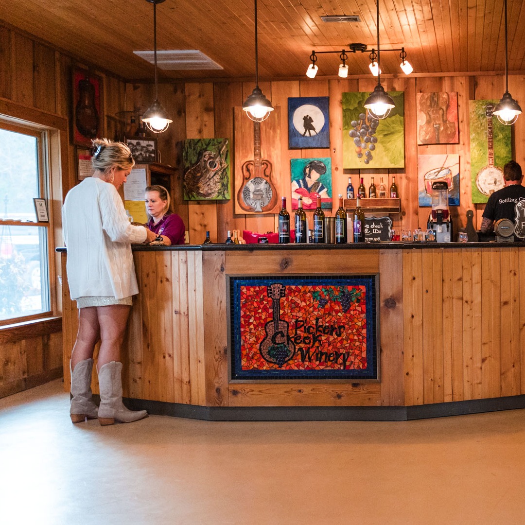 Weekends at the winery are calling! 🍷🌿
📍Pickers Creek Winery, Lewisburg, TN
📸: Karen Fox Photography
#VisitMarshallTN