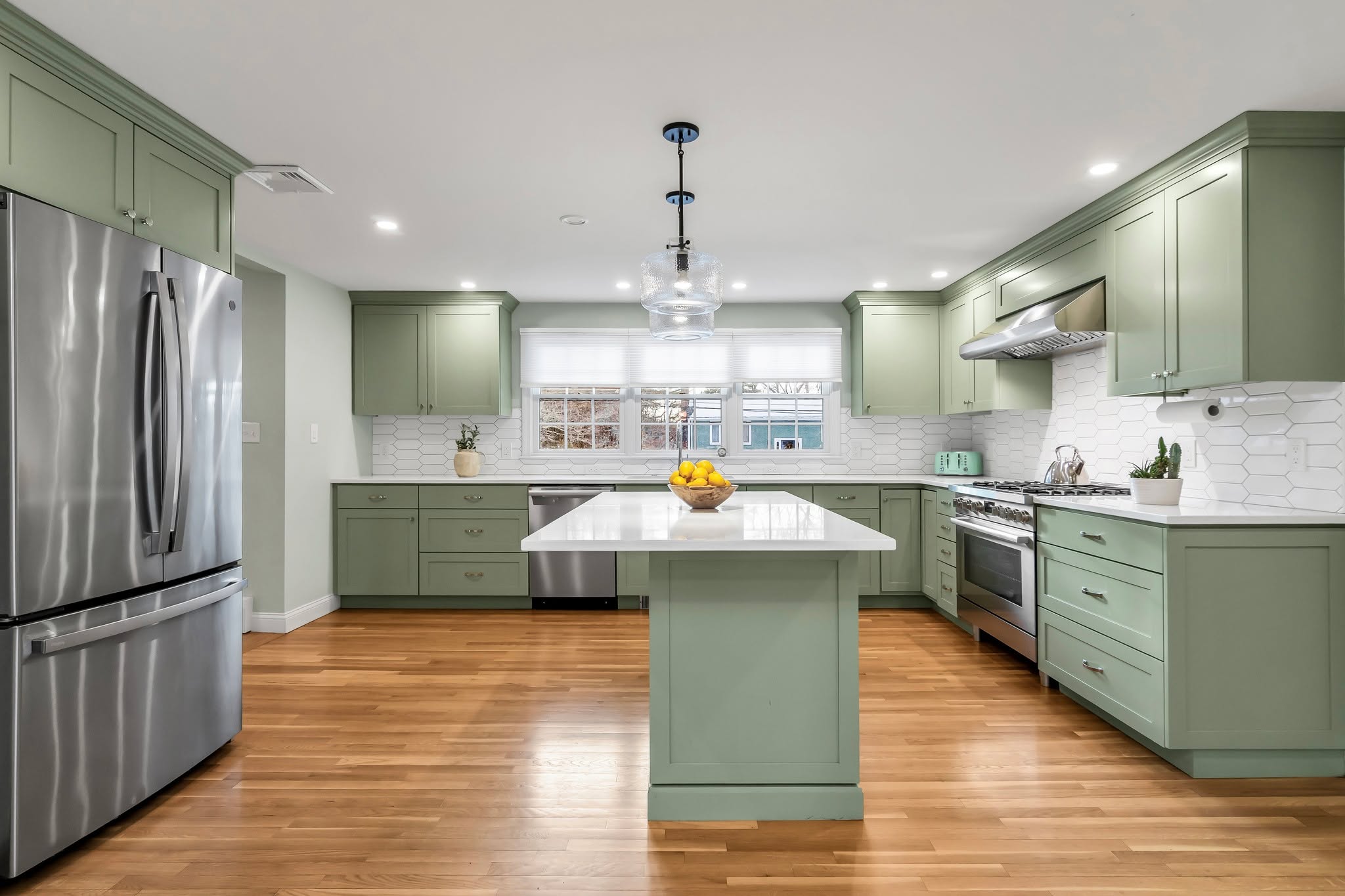 I can’t get over this soft green kitchen. Those sage green cabinets are everything, bright white counters, glowing glass pendants, and the natural light just makes it shine! That white picket tile adds just the right touch of character.
.
.
.
.
.
.
.
.
#JMRealEstatePhoto #modernkitchen #RealEstatePhotography