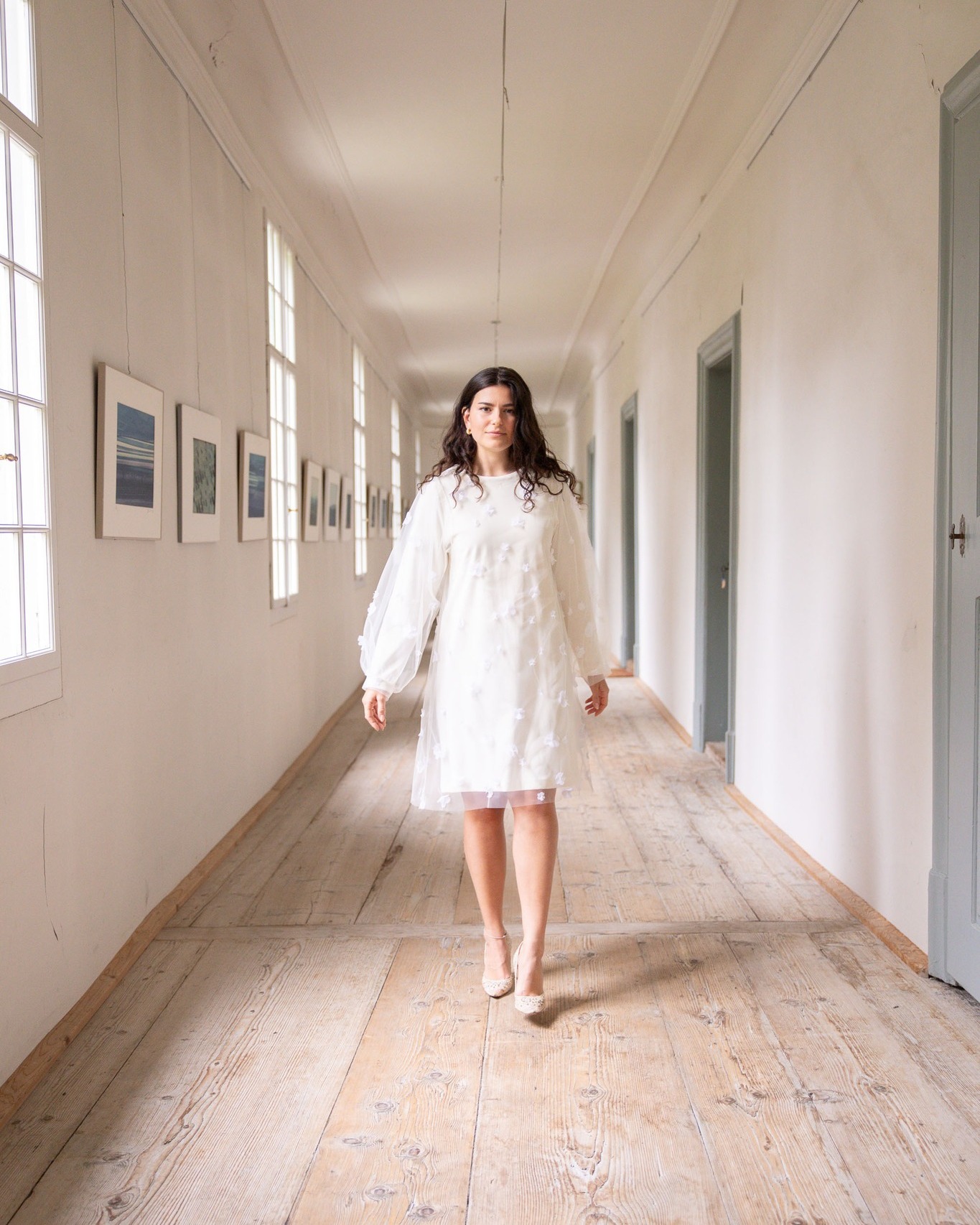 Das Kleid LAURA mit Tüllüberkleid – viele handaufgenähte Tüllblumen für Momente voller Romantik 🌼✨
Location @schlossreichenau ✨
#yulidesign #tüllliebe #handgemacht #slowfashion #madeingraubünden