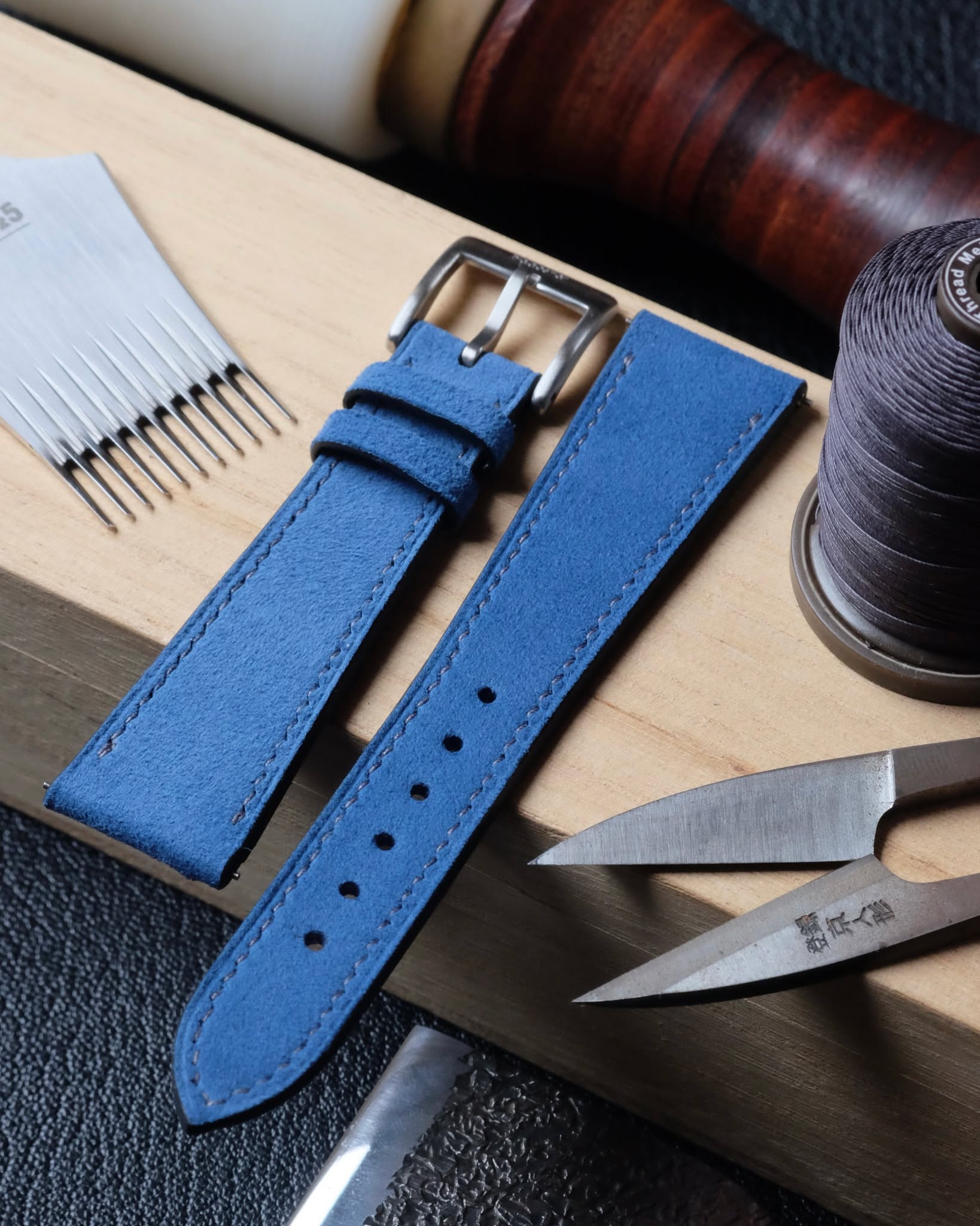 🇧🇪🖐🏻 Bespoke Watch Strap
•
Bracelet de montre (plat 2.5 mm d’épaisseur) entièrement fait main et cousu main en cuir de renne suédé deep blue, doublure en cuir de chèvre orage, fil de lin dark grey (couture XS), peinture des bords dark grey, trous ronds 2.0 mm et boucle ardillon bushed silver.
•
#atelierdecoster #decoster #artisan #handmade #handstiched #handmadeinbelgium #madeinbelgium
•
#handmadewatchstrap #bespokewatchstrap #customwatchstrap #handmadeleatherwatchstrap
•
#suedewatchstrap #suedeleather #suedeleatherwatchstrap