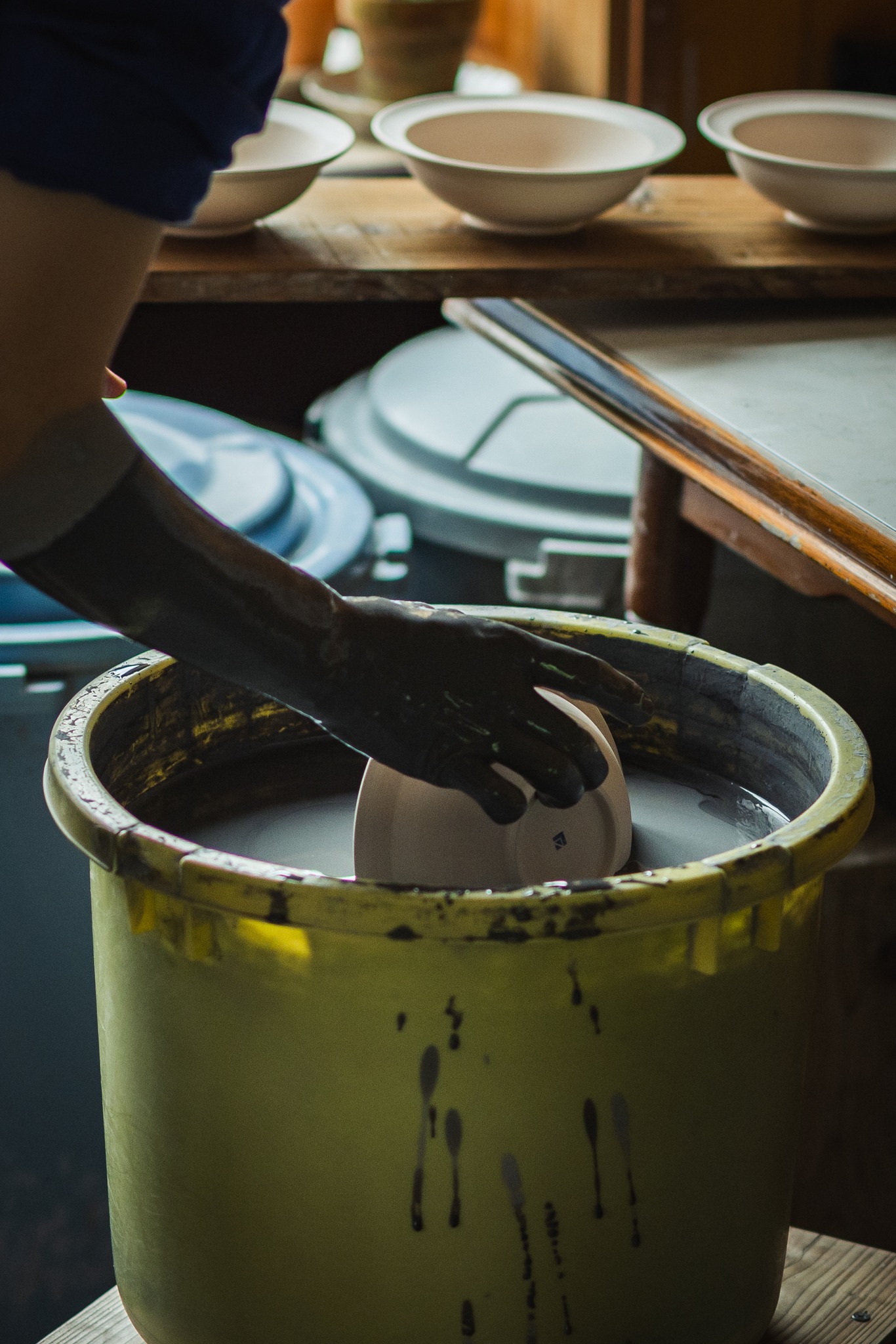 .
JICON 浅リムスープ皿の施釉
PHOTO:KOICHIRO FUJIMOTO