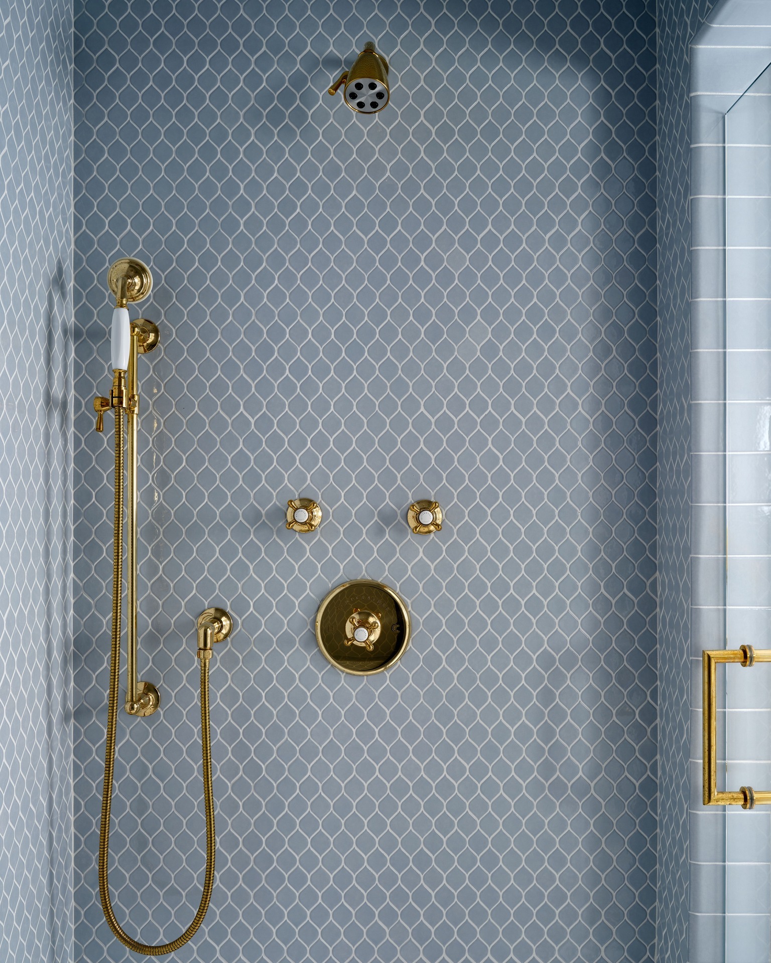 A daily ritual, elevated.
Clean lines, durable materials, and finishes chosen to age beautifully over time.
Architect: @patrickahearnarchitect
Interior Designer: @annsleyinteriors
Photography: @seanlitchfield
#LuxuryBath #MaterialMatters #DesignDetails #TimelessMaterials #EverydayLuxury