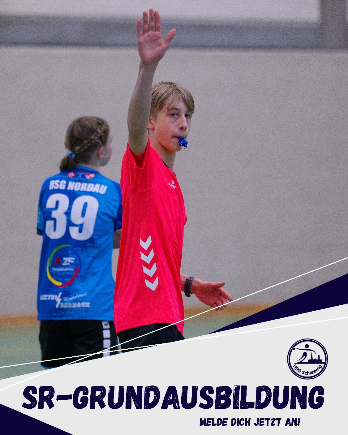 Gut Pfiff!
Ohne Schiedsrichter spielt sich nichts ab. Darum sucht die HSG ständig ambitionierte Jugendliche, Frauen und Männer, die Interesse an einem der wichtigsten und anspruchsvollsten Hobbys im Sport haben – die Schiedsrichterei!
Du bist mindestens 14 Jahre jung, hast Spaß am Umgang mit Menschen und Motivation am Leiten von Spielen? Dann bist du bei uns genau richtig!
Schiedsrichter zu sein bedeutet nicht nur Spiele zu leiten, sondern auch Verantwortung zu übernehmen, das eigene Regelverständnis zu vertiefen und sich persönlich weiterzuentwickeln. Außerdem bietet die Tätigkeit zahlreiche Vorteile: Man bleibt sportlich aktiv, stärkt seine Entscheidungsfähigkeit und kann sich Taschengeld dazuverdienen. Werde auch du Teil unseres Schiedsrichter-Teams und unterstütze den Sport, den du liebst!
Die HSG Schleswig bietet dir einige Vorteile, wenn du Schiedsrichter oder Schiedsrichterin werden möchtest:
- Kostenübernahme: Ausbildung und Weiterbildung werden bezahlt
- Teamarbeit: Starkes Schiedsrichterteam mit guter Zusammenarbeit
- Erstausstattung: Gratis Trikot, Pfeife und Karten
- Vergütung: Überdurchschnittliche Bezahlung pro Spiel
- Betreuung: Unterstützung durch unseren Schiedsrichterwart
Weitere Informationen unter: www.hsg-schleswig.de/schiedsrichterwesen
Melde dich jetzt bei uns und werde Teil unseres Schiedsrichter-Teams!
#hsgschleswig
#willkommenanderschlei