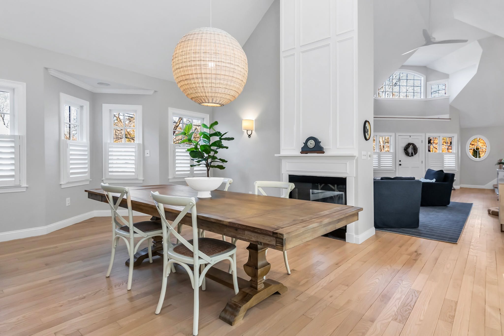 This flow is incredible! The bright dining area, with its gorgeous chandelier, seamlessly transitions into the living room. The fireplace connects both spaces, creating such an inviting atmosphere.
.
.
.
.
.
.
.
.
#realestatephotography #JMRealEstatePhoto #interiorflow #openconceptliving