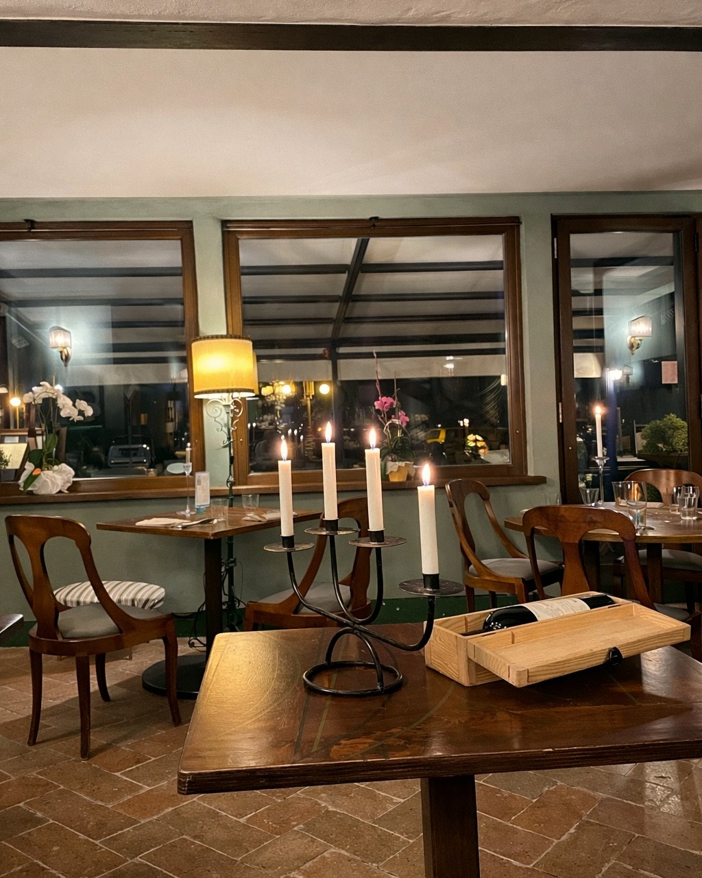 Candele accese nel buio della sera…un invito a godere dei momenti di calma e di profumata serenità, una cena all’Antica Osteria Monterosso è una cena che accende di emozioni….💫😍
#anticaosteriailmonterosso #monterosso #suna
