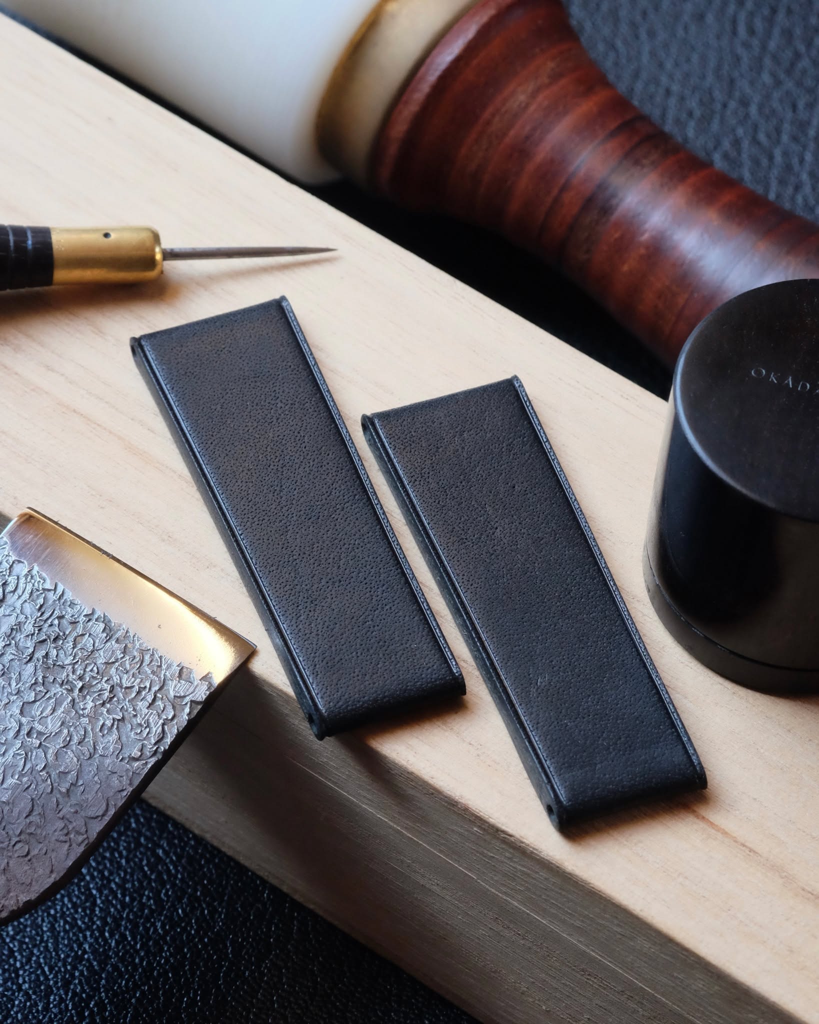 🇧🇪🖐🏻 Cousu main en Belgique
•
Bracelet de montre pour Breitling (plat 4 mm d’épaisseur) entièrement fait main et cousu main en cuir Horween Derby noir et doublure en cuir Horween Derby noir.
•
#atelierdecoster #decoster #artisan #handmade #handstiched #handmadeinbelgium #madeinbelgium
•
#handmadewatchstrap #bespokewatchstrap #customwatchstrap #handmadeleatherwatchstrap
•
#horweenderbyleather #horweenderbyleatherwatchstrap #horweenwatchstrap