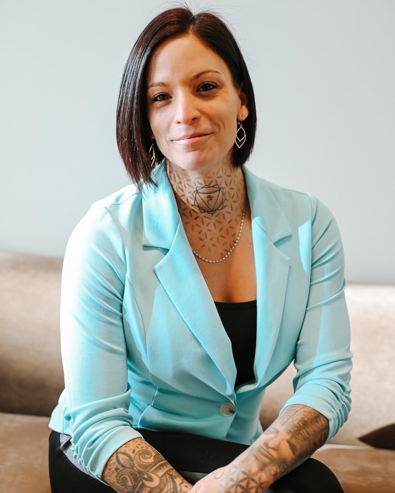 🌸 PLUS QUE 2 JOURS 🌸
Dans 2 jours, on célèbre la Journée internationale des droits des femmes… à L'AVANCE
et ma traditionnelle journée de shooting pour femmes arrive ✨
Un moment pour te choisir.
Pour honorer ton parcours.
Pour affirmer ta puissance. 💗
Si tu attendais le “bon moment”… le voilà 💫
Les places restantes partent vite.
Caroline Plante - COACH CARO
#photoshoot #girlsboss #8mars #journéeinternationaledesdroitsdesfemmes