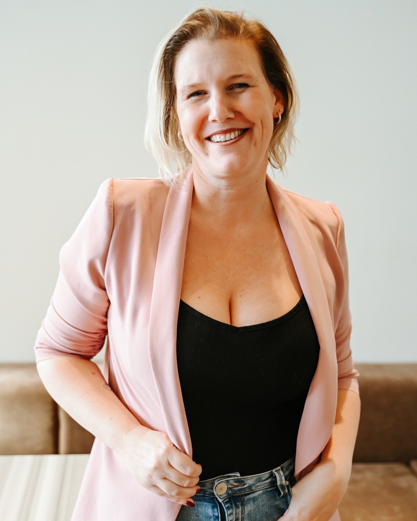 🌸 8 MARS – JOURNÉE INTERNATIONALE DES DROITS DES FEMMES 🌸
Célébrons notre force, notre courage et notre beauté ✨
Ma traditionnelle journée de shooting pour femmes est de retour 💗
💥 111$ seulement
📸 20 minutes en studio
✨ 5 photos retouchées
Un moment pour te célébrer, te choisir et te voir sous ton meilleur jour 🌹
Parce que le 8 mars, c’est notre journée 💫
Places limitées – réserve vite la tienne 💕
@genevieveroberge23 @enconsciencemag
#femme #entrepreneure #girlboss #photographe #branding