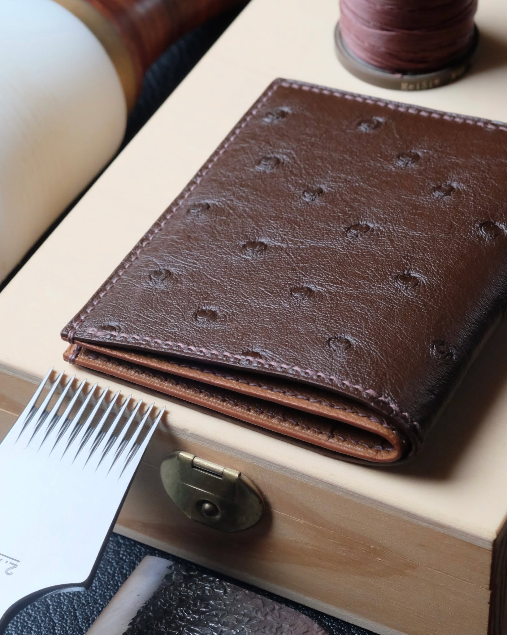 🇧🇪🖐🏻 Bespoke Wallet
•
Portefeuille no. 31 entièrement fait main et cousu main en cuir d’autruche chocolat, intérieur en chèvre Sully gold, fil de lin chocolat, peinture des bords brun foncé et initiales marquées à l’or véritable 22k.
•
#atelierdecoster #decoster #artisan #handmade #handstiched #handmadeinbelgium #madeinbelgium
•
#handmadewallet #bespokewallet #customwallet #handmadeleatherwallet
•
#ostrichleather #ostrichleatherwallet #ostrichwallet