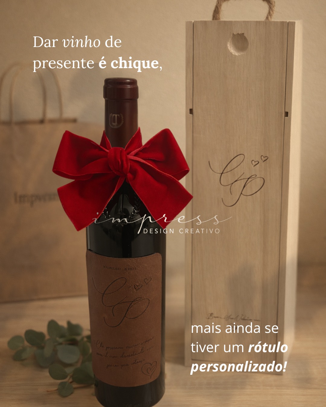 Vinho por si só já marca um momento.
Mas quando ele carrega nomes, iniciais, uma frase escolhida a dedo…
vira símbolo.
Esse não é só um rótulo.
É a história de duas pessoas impressa ali.
É um “eu escolhi você” que pode ser aberto numa data especial, num jantar simples de terça ou guardado para um brinde que ainda vai acontecer 🤎
A caixa em madeira, o laço vermelho, o toque personalizado.
Tudo conversa.
Tudo aponta para o mesmo lugar: intenção.
Presentes assim não competem por atenção.
Eles criam memória 🌿
Se você quer transformar um momento em algo que possa ser brindado e lembrado por anos, me escreve.
Eu preparo cada detalhe com cuidado 📦