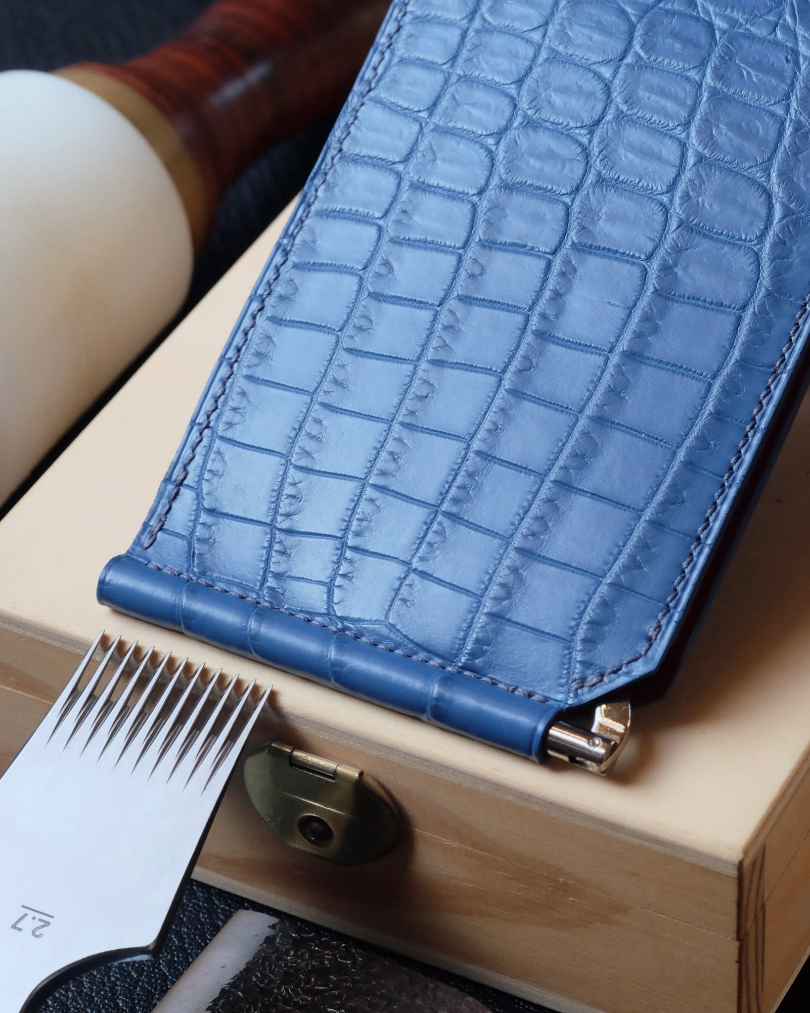 🇧🇪🖐🏻 Handmade in Belgium
•
Portefeuille à pince no. 40 entièrement fait main et cousu main en cuir de crocodile bleu indigo, intérieur en cuir de veau lisse Baranil rouge, fil de lin dark blue, peinture des bords bleu indigo et initiales marquées à l’or véritable 22k.
•
#atelierdecoster #decoster #artisan #handmade #handstiched #handmadeinbelgium #madeinbelgium
•
#handmadewallet #bespokewallet #customwallet #handmadeleatherwallet
•
#alligatorleather #alligatorleatherwallet #alligatorwallet