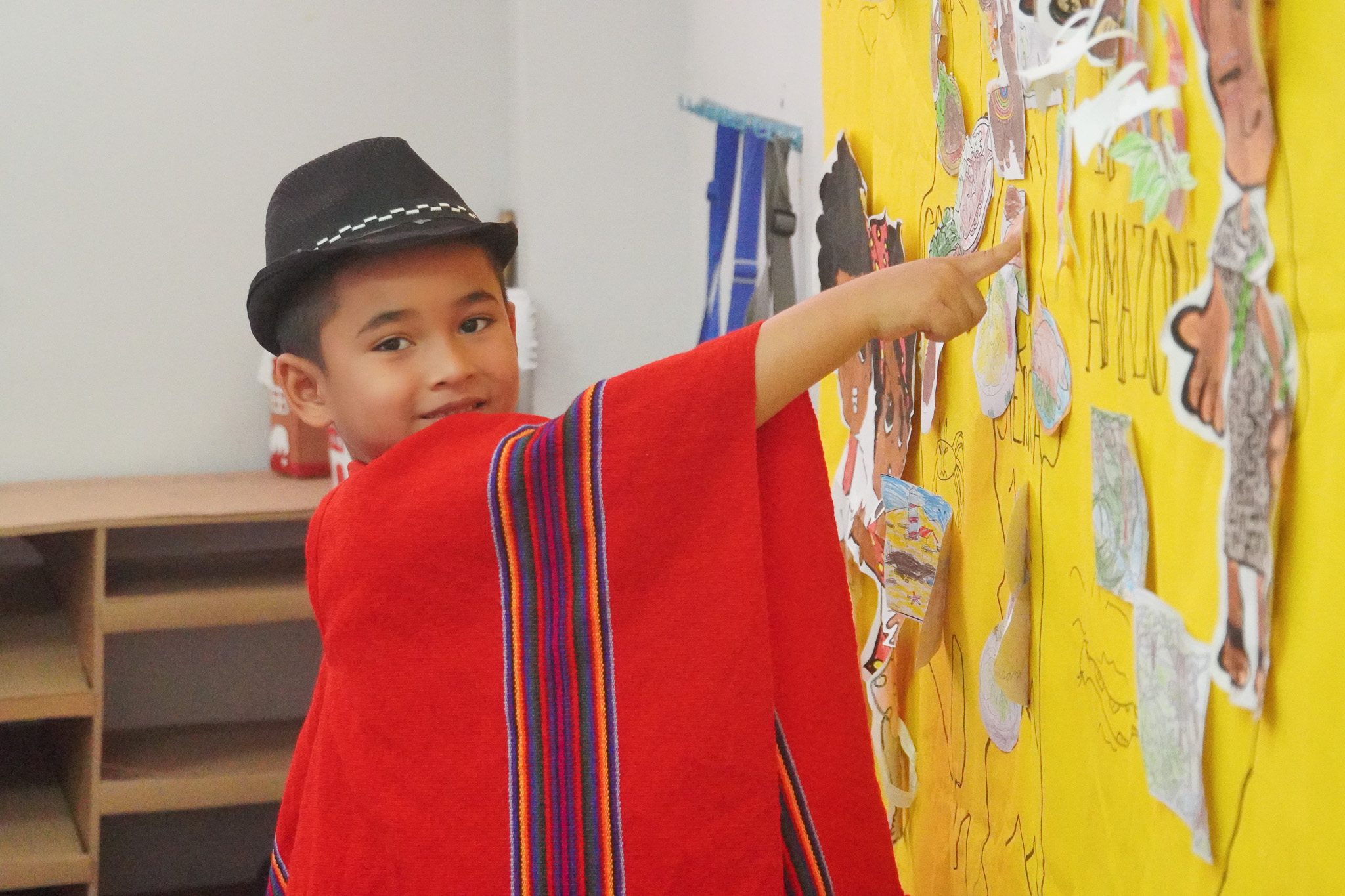 Nuestros pequeños cadetes del Nivel Inicial vivieron una jornada llena de aprendizaje, creatividad y orgullo nacional con la presentación de su proyecto ABP “Nuestro País Ecuador”.
A través de exposiciones, presentaciones dinámicas y bailes tradicionales, exploraron las regiones de nuestro país, sus costumbres, gastronomía, vestimenta y riqueza cultural. Cada intervención fue una muestra de dedicación, trabajo en equipo y entusiasmo por conocer y valorar nuestras raíces.
Más que una actividad académica, fue una experiencia significativa donde aprendieron investigando, creando y compartiendo. 🇪🇨💙
Formamos niños que conocen su identidad, respetan su cultura y se sienten orgullosos de su país desde temprana edad.
#ProyectosABP #NivelInicial #NuestroPaísEcuador #OrgulloEcuatoriano #AprenderHaciendo #DisciplinaQueTransforma