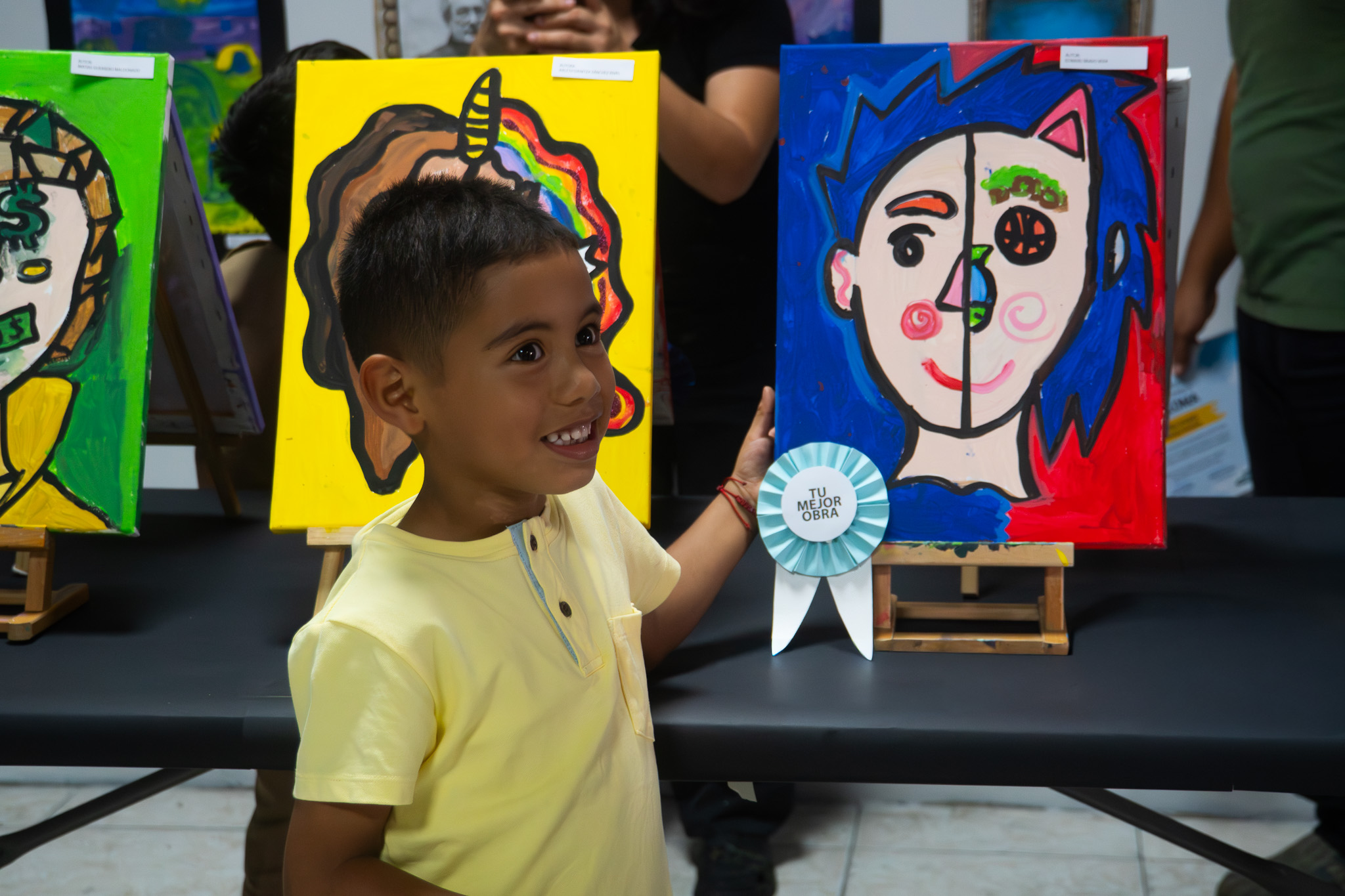 Vivimos una jornada llena de creatividad, talento y expresión en la exposición final de Arte Espacio, donde nuestros cadetes presentaron con orgullo las mejores obras realizadas durante el periodo.
Cada trazo, cada color y cada composición reflejó no solo técnica, sino también dedicación, sensibilidad y crecimiento personal.
El arte no solo desarrolla habilidades estéticas; fortalece la concentración, estimula la imaginación, potencia la autoestima y permite que nuestros estudiantes comuniquen ideas y emociones de manera auténtica. Es una herramienta fundamental para formar mentes creativas y seguras.
Felicitamos a todos nuestros cadetes por su compromiso y a las familias que acompañaron este proceso. Seguimos formando talento con disciplina, identidad y corazón. ⚓🎨
#ArteEspacio #TalentoANG #FormaciónIntegral #DisciplinaQueTransforma #AcademiaNavalGuayaquil