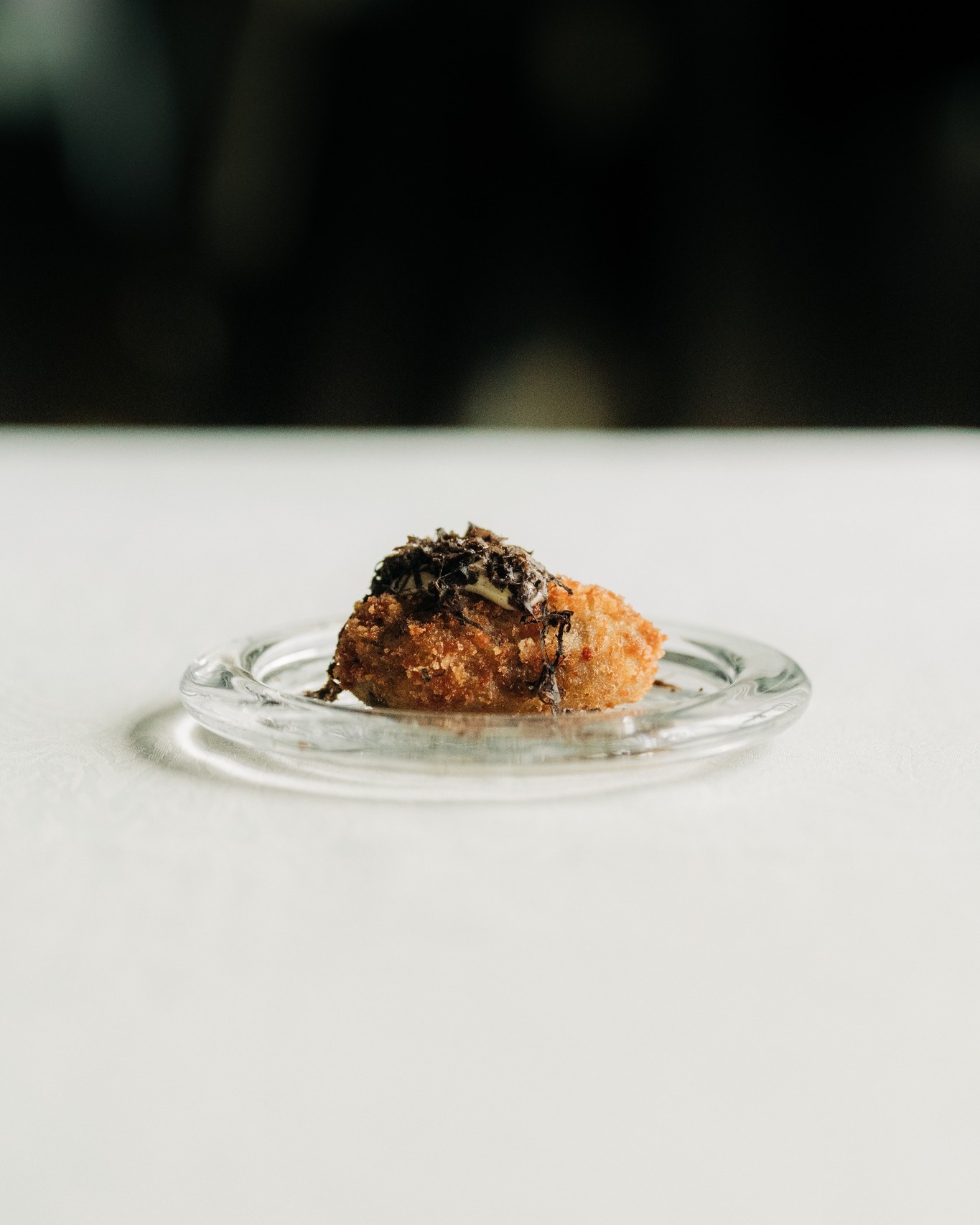 La trufa es pura versatilidad 😍
Nos permite disfrutarla en su versión más sencilla, con un buen pan, aceite y unas láminas recién cortadas... y también en combinaciones más intensas y sorprendentes.
Con foie y cebolla caramelizada, con un huevo que la abraza en caliente, con productos que potencian su aroma y respetan su carácter.
Un ingrediente que se adapta, que eleva y que transforma cada plato sin perder su esencia 🖤
#mesondelpastor #bibgourmand #morella #trufanegra