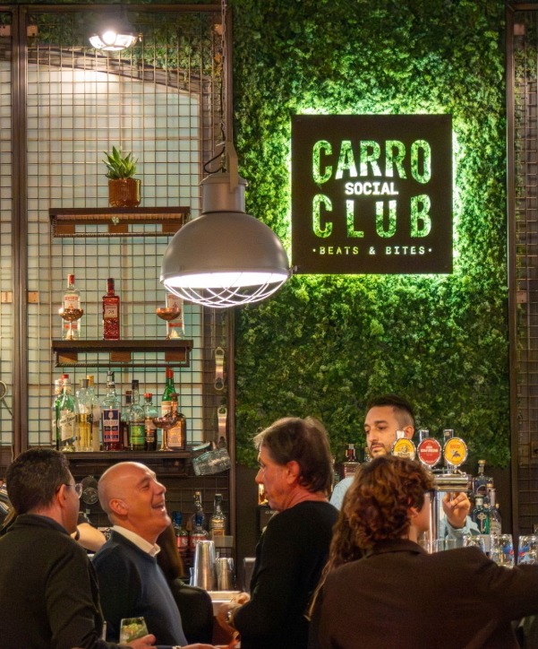 Certe sere non hanno bisogno di grandi programmi.
Basta un messaggio nel gruppo, un “Ho prenotato il tavolo a Carro, chi c’è?” e la serata prende forma da sola.
Da noi le cene tra amici non finiscono a tavola: diventano quelle serate senza grandi aspettative che, a sorpresa, ti fanno divertire davvero.
#carrosocialclub #kozelcarroponte #milano