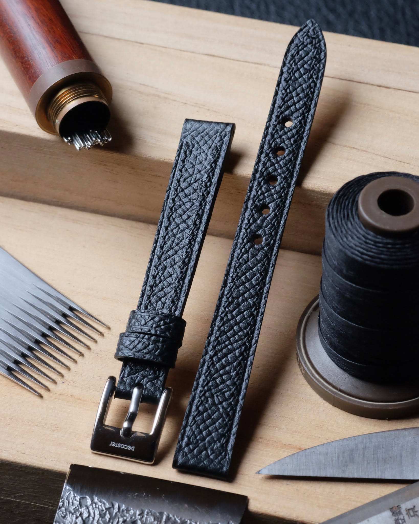 🇧🇪🖐🏻 Handmade in Belgium
•
Bracelet de montre (plat 2 mm d’épaisseur) entièrement fait main et cousu main en cuir de veau grainé Epsom noir, doublure veau Zermatt, fil de lin noir (couture XXS), peinture des bords noire, trous ronds 2.0 mm et boucle ardillon silver.
•
#atelierdecoster #decoster #artisan #handmade #handstiched #handmadeinbelgium #madeinbelgium
•
#handmadewatchstrap #bespokewatchstrap #customwatchstrap #handmadeleatherwatchstrap
•
#epsomleather #epsomleatherwatchstrap #epsomwatchstsrap