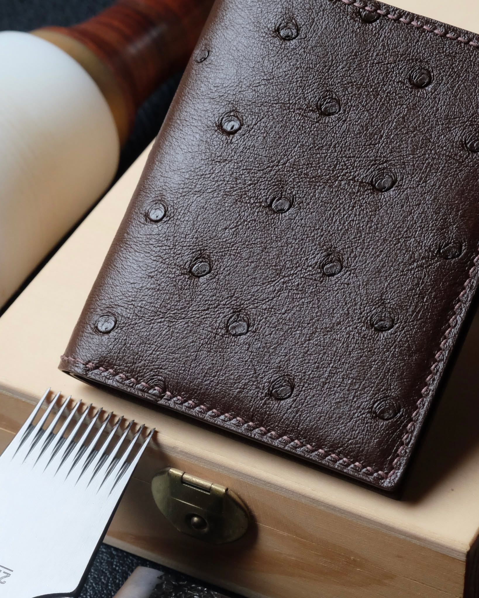 🇧🇪🖐🏻 Handmade in Belgium
•
Portefeuille no. 31 entièrement fait main et cousu main en cuir d’autruche chocolat, intérieur en chèvre Sully gold, fil de lin chocolat, peinture des bords brun foncé et initiales marquées à l’or véritable 22k.
•
#atelierdecoster #decoster #artisan #handmade #handstiched #handmadeinbelgium #madeinbelgium
•
#handmadewallet #bespokewallet #customwallet #handmadeleatherwallet
•
#ostrichleather #ostrichleatherwallet #ostrichwallet