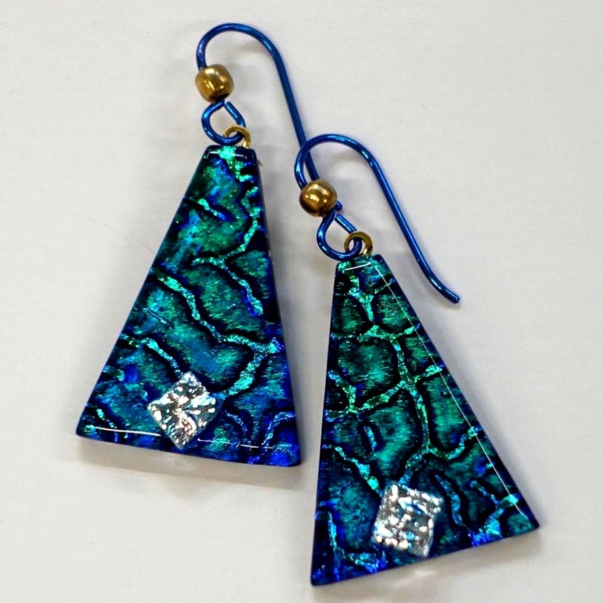 Greta Schneider returns to the Artists Greenhouse Sale this year with her beautiful glass art, which ranges from elegant jewelry to whimsical critters. "My work is various forms of glass, fused in a kiln between about 1300 and 1500 degrees. Each firing in a large kiln may take about 20 hours. Glass art is both exciting and a challenge to create. I love making birds and animals, both whimsical and realistic in glass enamels which require several layers and firings." You can see Greta's creations at 4th Quarter Farm on May 30 from 9-5 and May 31 from 11-3, 1335 SW Woodbine Rd, West Linn, OR 97608. www.artistsghsale.com
.
#artistsgreenhousesale #artistsghsale #fusedglass #4thquarterfarm #pdxartists #portlandartsale #westlinnoregon #flowerfarm #portlandoregon #finecraftshow