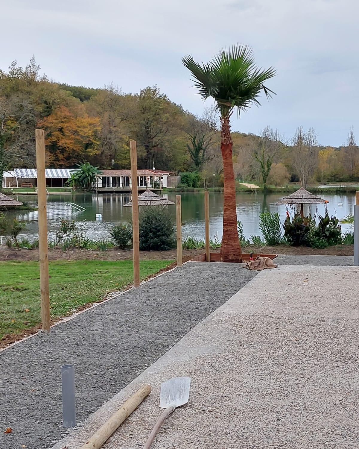 Rond ons zwembad hebben we prachtige palmbomen geplaatst. 🌴🧡
Ze zorgen niet alleen voor extra schaduw op zonnige dagen, maar brengen ook dat heerlijke, ontspannen vakantiegevoel met zich mee.
Nog even je ogen dicht, het water op de achtergrond en je bent helemaal zen bij Camping Les 2 Lacs. 🥰🧡