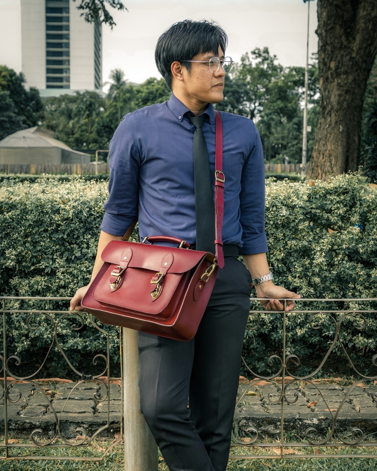 Dressed right, mindset set💯 Monday means business💪 Have a good week ahead!✨
💼 Lukas Satchel - Oxblood
📍SM Megamall, 3rd Level, Mega B
💳 www.theschoolofsatchel.com
#TheSchoolofSatchel #LukasSatchel #Satchel #premiumleatherbag #mondaymotivation