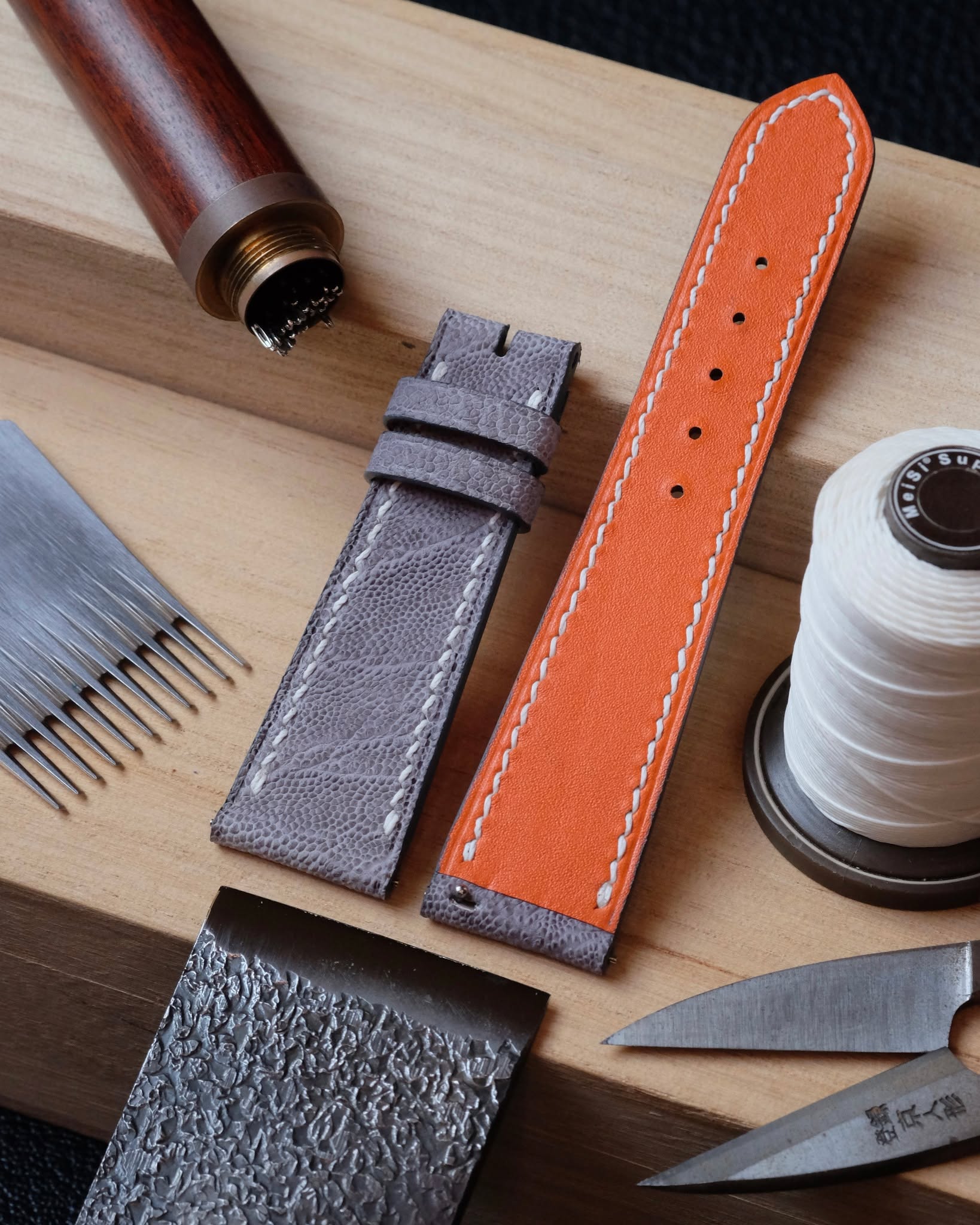 🇧🇪🖐🏻 Handmade in Belgium
•
Bracelet de montre (plat 2 mm d’épaisseur) entièrement fait main et cousu main en cuir d’éléphant gris, doublure en cuir de veau lisse Baranil orange, fil de lin blanc (couture S), peinture des bords grise, trous ronds 1.5 mm et quick release.
•
#atelierdecoster #decoster #artisan #handmade #handstiched #handmadeinbelgium #madeinbelgium
•
#handmadewatchstrap #bespokewatchstrap #customwatchstrap #handmadeleatherwatchstrap
•
#elephantleather #elephantleatherwatchstrap #elephantwatchstrap