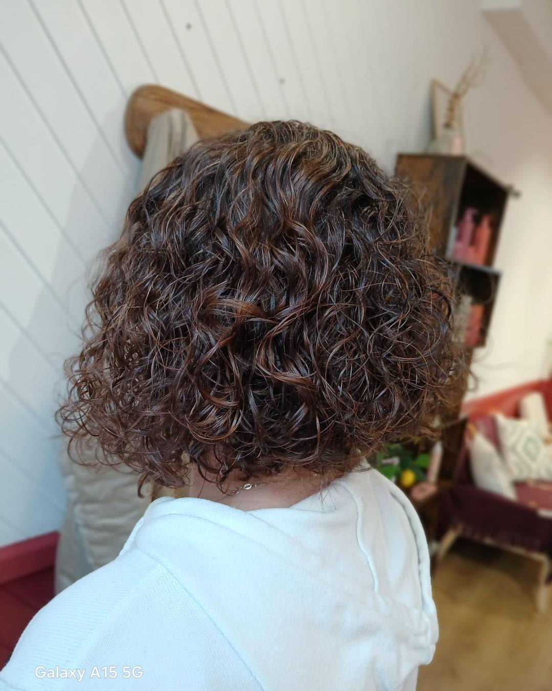 Balombre sur cheveux bouclés ✨
Objectif : recréer de la profondeur sans alourdir la matière.
On vient replacer les zones d’ombre, travailler la lumière en douceur pour respecter le mouvement naturel des boucles.
✂️ Coupe à sec pour redessiner chaque boucle, rééquilibrer la masse et redynamiser la silhouette.
Parce que sur cheveux texturés, on ne coupe pas… on sculpte.
Résultat : un balombre tout en relief, aux reflets hivernaux, subtil mais lumineux ❄️
Tu es plutôt team boucles naturelles ou boucles redéfinies au coiffage ? 💭
#balombre#leslandes#bohamestudio#curlyhair#curlyhairbalayage#curlyhairroutine#brunettebalayage