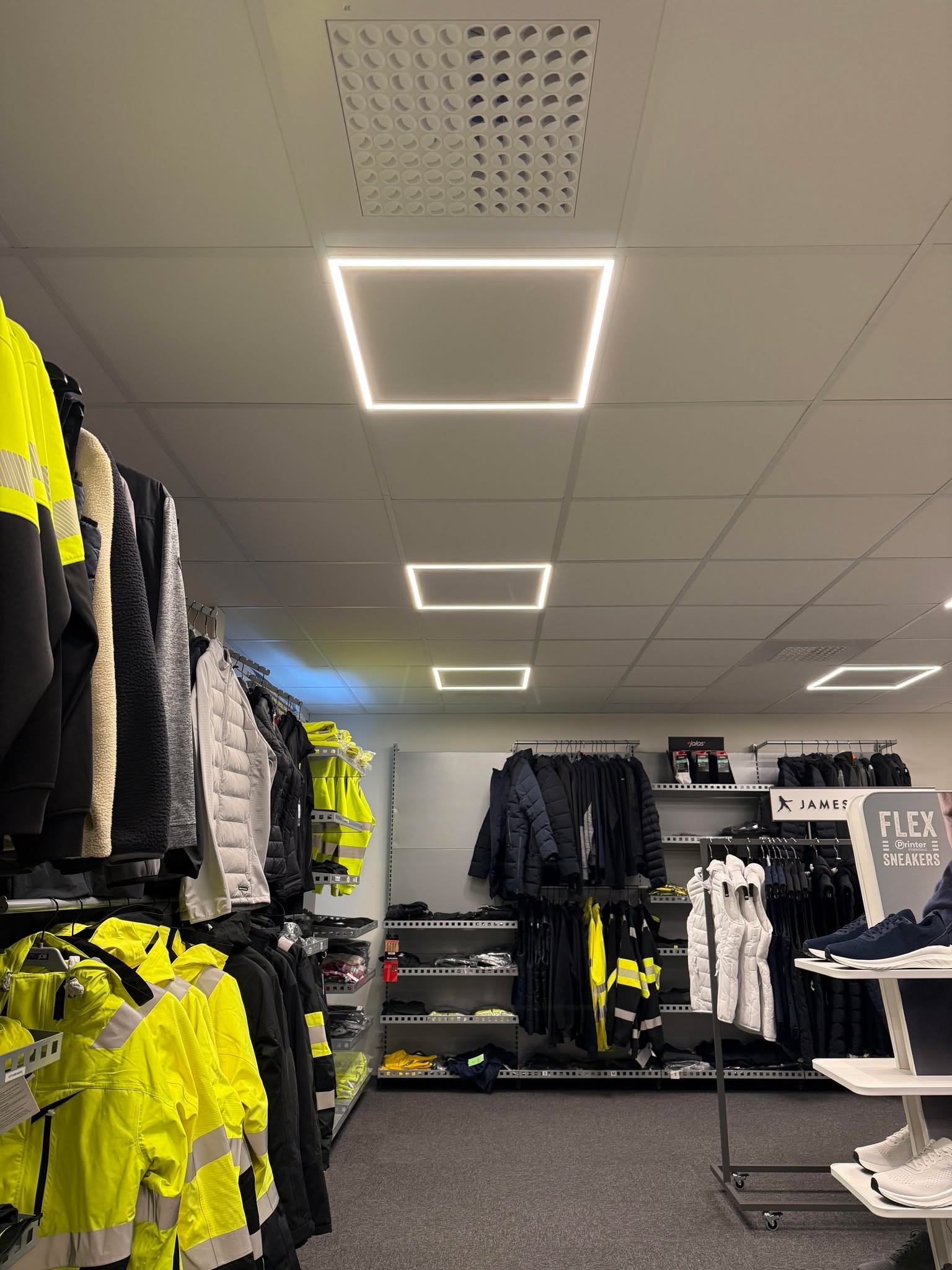 ✨ Modern belysning som ramar in rummet
Stilrent. Diskret. Effektfullt.
Med modern LED-belysning skapar vi tydliga linjer och ett exklusivt uttryck som lyfter hela rummet – utan att ta över. Perfekt för dig som vill ha design, funktion och rätt känsla i ett. 💡
Vill du uppgradera ditt hem eller din lokal med smart och modern belysning? Hör av dig till oss.