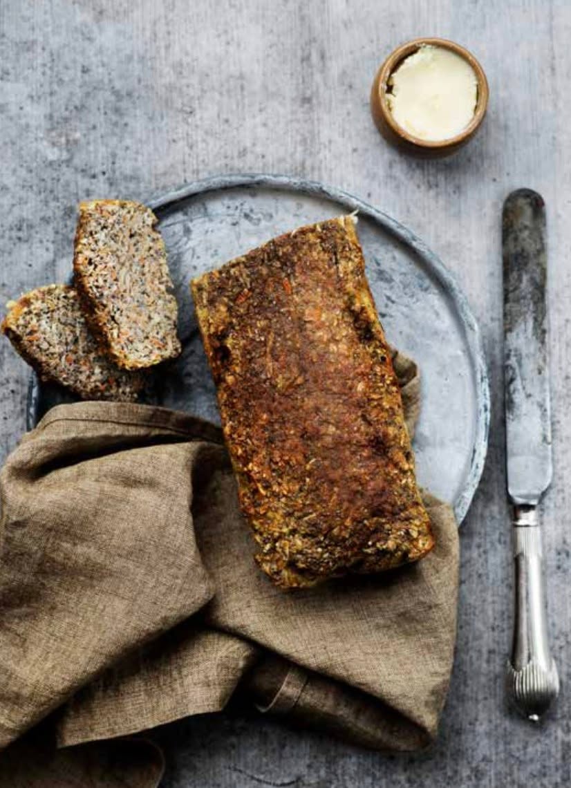Bananbrød med gulerod og pastinak.
10-12 skiver
• 100 g gulerod, revet groft på et rivejern
• 100 g pastinak, revet groft på et rivejern
• 3 æg
• 1 stor banan
• 1⁄2 tsk. vaniljepulver
• 20 g proteinpulver, neutral
• 30 g Elverbrødsmel eller 4 spsk loppeførskaller
• 30 g chiafrø
• 25 g kokosmel
• 1 tsk. flydende stevia, fx sweetdrops
• lidt rapsolie til at smøre formen med
• 1 knsp. kanel
Blend alle ingredienserne i en blender eller med en stavblender, og fordel det i en lille rugbrødsform. Smør evt. formen med lidt rap- solie, eller kom bagepapir i formen. Drys med lidt kanel på toppen, inden du kommer brødet i ovnen. Bag dejen i ovnen ved 160 grader varmluft i 40-45 minutter.
Spises som snack eller med fx hasselnøddesmør og kokossmil på toppen
Opskriften er fra vores bog
10 ugers boost.
www.hartvig-engell.dk/butik