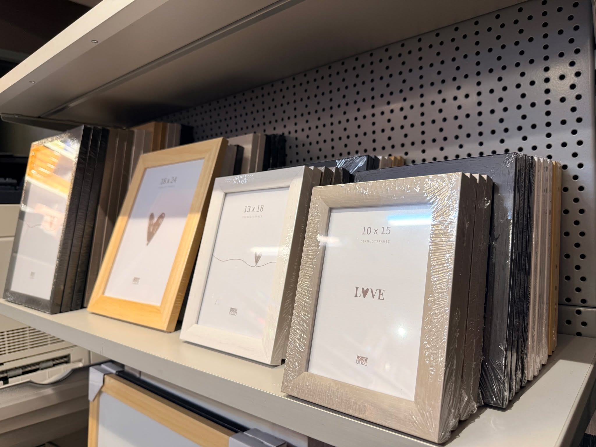 💝 SPÉCIAL SAINT-VALENTIN CHEZ ARTEPLAN – LA HULPE 💝
Et si vous mettiez vos plus beaux souvenirs à l’honneur ? 📸❤️
Un réassort de cadres est arrivé en magasin, idéal pour sublimer vos photos ou offrir un cadeau rempli d’émotion pour la Saint-Valentin.
✨ Différents formats
🎨 Différentes couleurs
🌳 Cadres en véritable bois
🪟 Avec une vraie vitre pour une finition élégante et de qualité
Un joli cadre, c’est le détail parfait pour dire je t’aime 💞
👉 Vous pouvez aussi commander vos photos en ligne sur
🌐 www.arteplan.be
📍 Arteplan – La Hulpe
Rue François Dubois 49 – 1310 La Hulpe
📞 02 654 02 87
Passez nous voir en magasin, nous serons ravis de vous conseiller ❤️