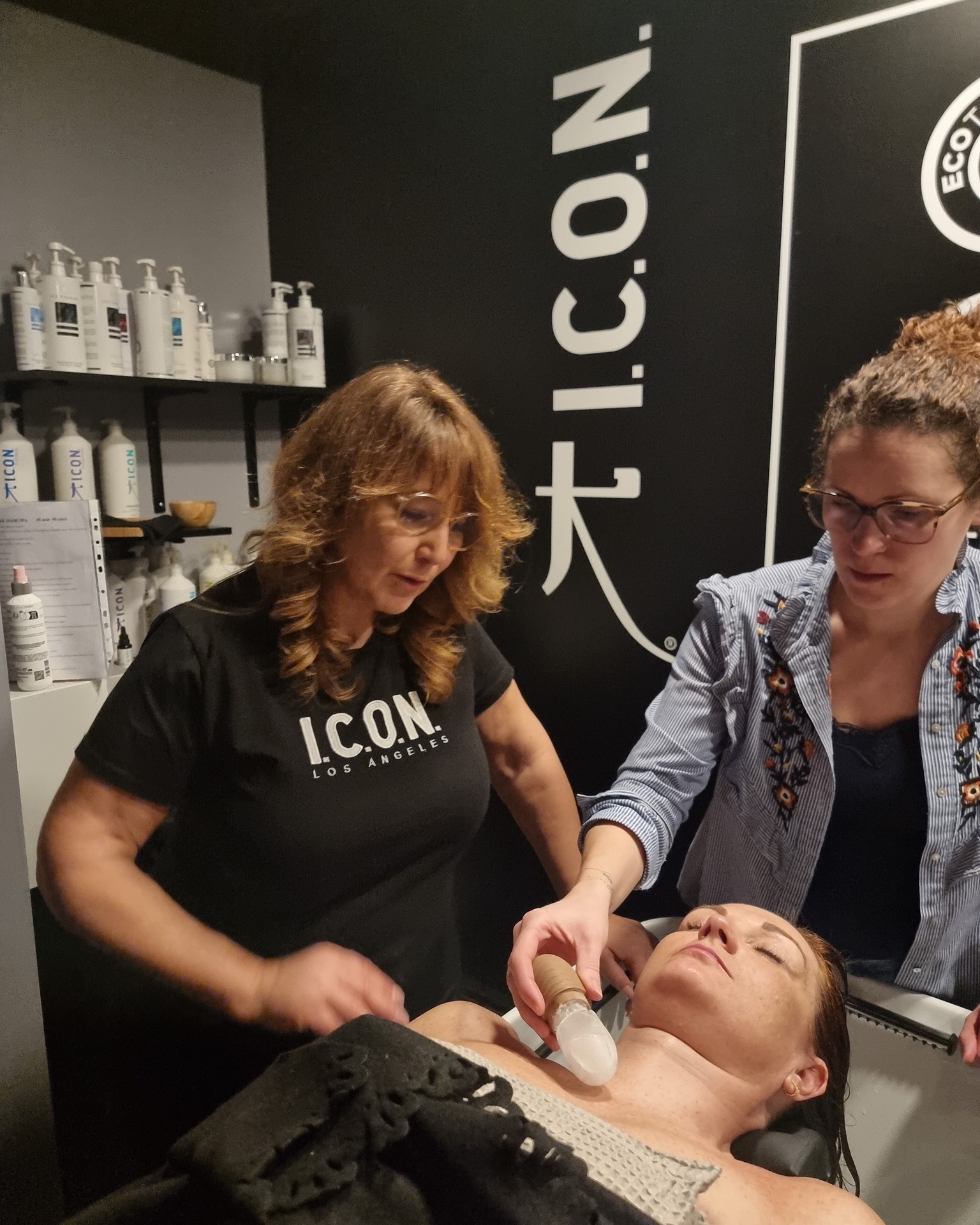 Retour sur la formation Head Spa 2.0 by I.C.O.N. avec Didier Mattellini et Stéphanie Brigant : Une journée riche en apprentissage et découverte de nouvelles techniques de modelage spécifique.
Rejoignez-nous pour la prochaine session de formation « Head Spa » et découvrez comment proposer à vos clients une expérience de relaxation et de bien-être inédite.
#factoryeducation #formation #headspa #iconacademy #soinsprofonds #iconfrance #formationparis