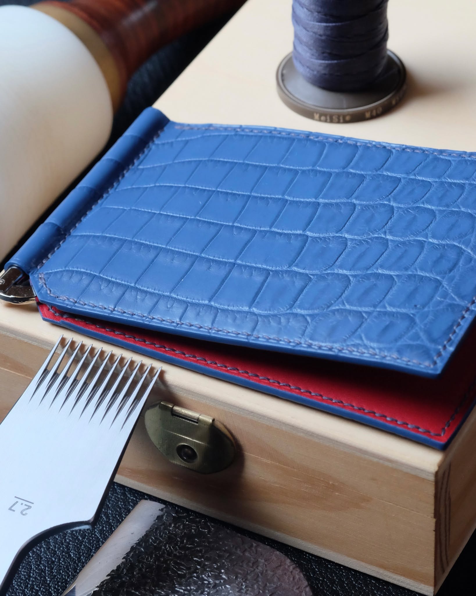 🇧🇪🖐🏻 Cousu main en Belgique
•
Portefeuille à pince no. 40 entièrement fait main et cousu main en cuir de crocodile bleu indigo, intérieur en cuir de veau lisse Baranil rouge, fil de lin dark blue, peinture des bords bleu indigo et initiales marquées à l’or véritable 22k.
•
#atelierdecoster #decoster #artisan #handmade #handstiched #handmadeinbelgium #madeinbelgium
•
#handmadewallet #bespokewallet #customwallet #handmadeleatherwallet
•
#alligatorleather #alligatorleatherwallet #alligatorwallet