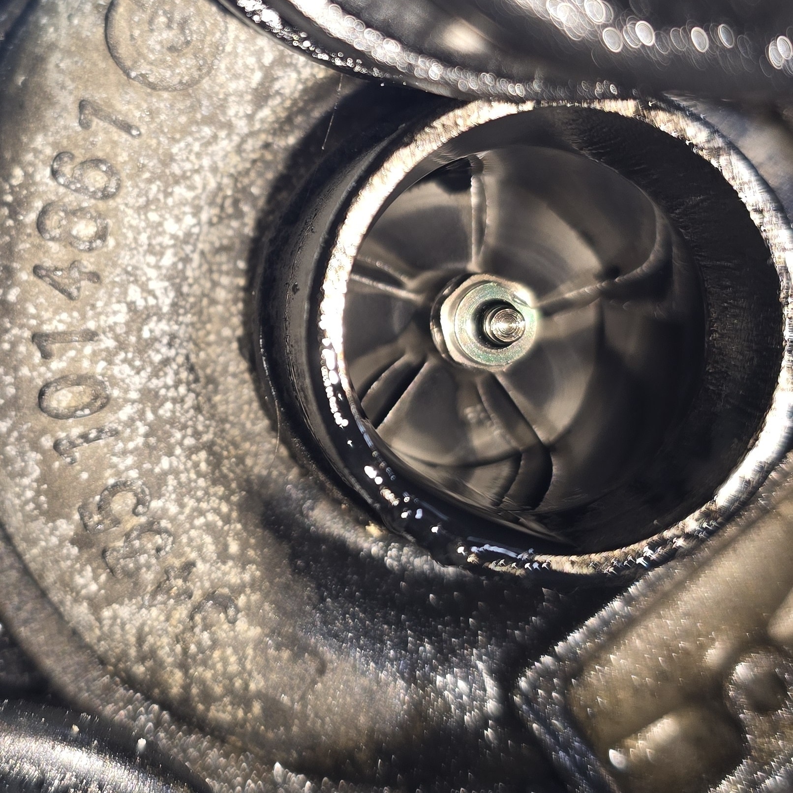 Went out to a Fiesta this morning as a non-starter and found cylinder 3 Injector was down.
There was a fair bit of oil around the enigne and turbo, so took a quick look 😬 Difficult to picture, but yes, that is a puddle of oil!!
#MobileMechanic #DieselEngine #Ford #Turbo #OilLeak #GreatYarmouth #InjectorFault