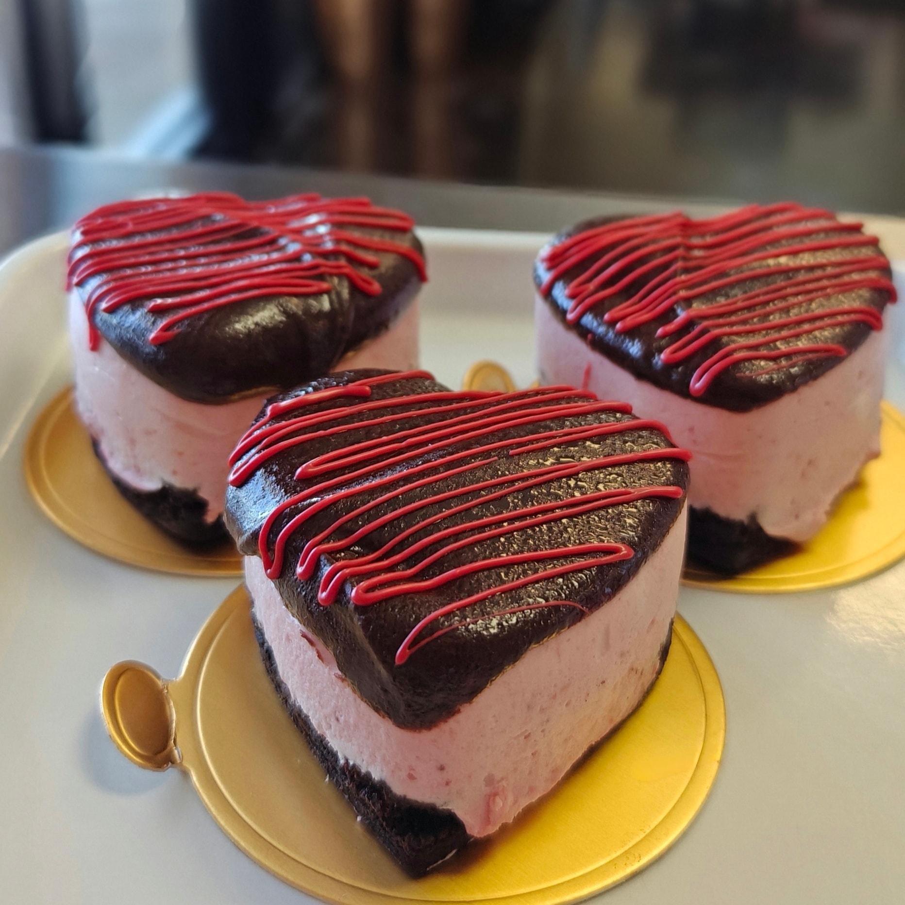 🍓❤️ Love is in the air… and in the bakery.
Meet our Valentine’s Day heart-shaped Strawberry Mousse Brownie — a rich, fudgy brownie base, topped with silky strawberry mousse, and finished with a smooth layer of chocolate ganache.
It’s chocolatey, fruity, and perfectly heart-shaped for Valentine’s Day — because nothing says “I love you” like layers of dessert. 💕
Available in the bakery while they last… grab one for your sweetheart (or be your own Valentine 😉).
#senzaglutenfree #glutenfreebakery #valentinesdaytreats #strawberrymousse #brownielove #heartshapeddessert