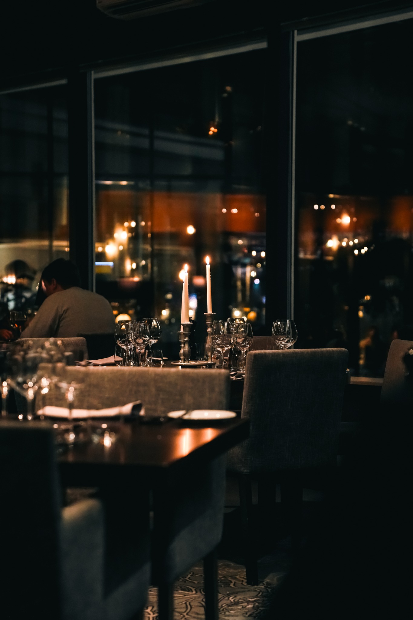 På Hotell Södra Berget är middagarna extra mysiga den här tiden på året. När det är mörkt ute sitter du varmt inne och blickar ut över ett snötäckt Sundsvall och det stilla vinterlandskapet.
Det är något speciellt med ljusen från staden mot den vita snön – lugnt, vackert och alldeles underbart. Perfekt för en dejt, en kväll med vänner eller bara en paus från vardagen.
Kom och upplev det själv. Boka din vistelse på www.sodraberget.se