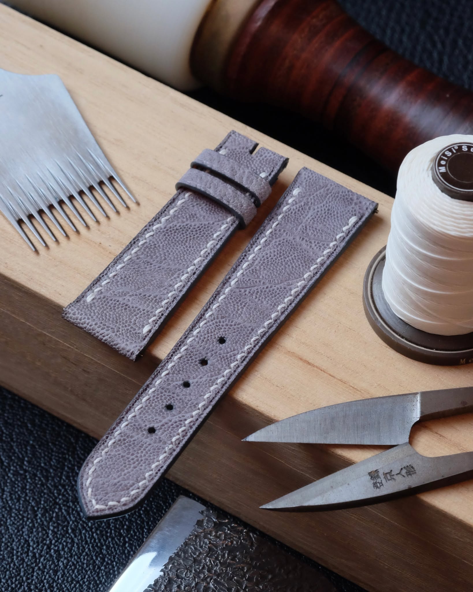 🇧🇪🖐🏻 Bespoke Watch Strap
•
Bracelet de montre (plat 2 mm d’épaisseur) entièrement fait main et cousu main en cuir d’éléphant gris, doublure en cuir de veau lisse Baranil orange, fil de lin blanc (couture S), peinture des bords grise, trous ronds 1.5 mm et quick release.
•
#atelierdecoster #decoster #artisan #handmade #handstiched #handmadeinbelgium #madeinbelgium
•
#handmadewatchstrap #bespokewatchstrap #customwatchstrap #handmadeleatherwatchstrap
•
#elephantleather #elephantleatherwatchstrap #elephantwatchstrap