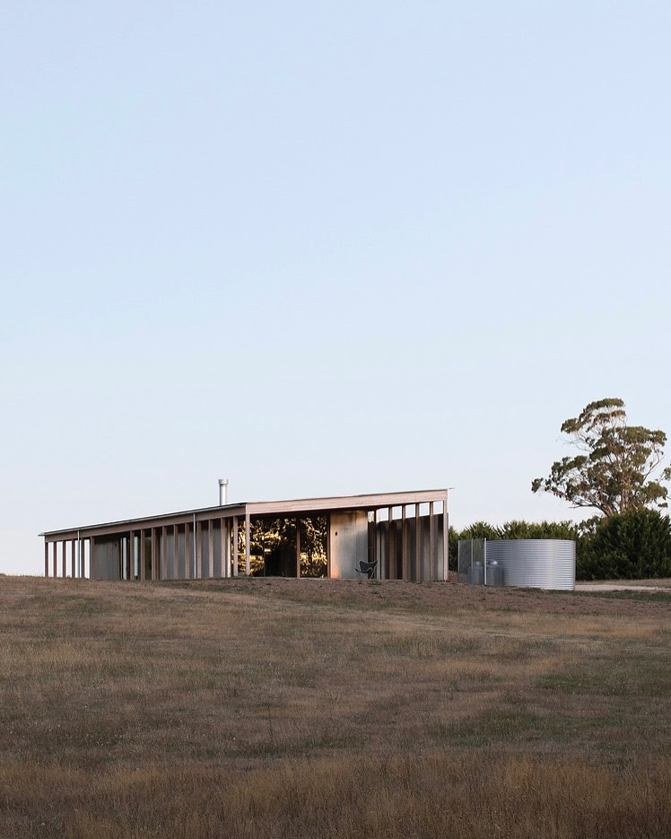 Inspiration- Architecture
Architecture by Lovell Burton Architects
📸 Photos by Benjamin Hosking
.
.
.
.
.
Les inspirations qui nous émerveillent:
#johnpawson #miesvanderrohe #richardneutra #peterzumthor #marcelbreuer
#airesmateus #linabobardi #lecorbusier #louiskahn #alvarosiza
#minimalarchitecture #modernarchitecture #modernism #modernistarchitecture
#brutalism #contemporaryarchitecture #minimalistdesign
#architecturalphotography #designinspiration
#architecture #instaarchitecture #archilovers
#architecturefrance #architectureparis