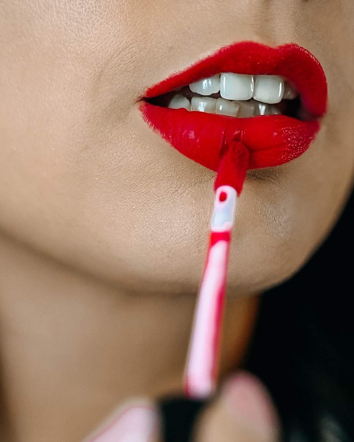 Conjuguer maquillage + photoshoot en boudoir 🫦
c’est créer une transformation intérieure autant qu’extérieure. Ce n’est pas juste “être maquillée pour des photos”… c’est vivre une expérience complète.
💄 Le maquillage prépare ton énergie
Tu t’assois, tu respires.
Un petit verre à la main, les pinceaux qui effleurent ton visage…
Tu ralentis. Tu déposes le stress. Tu te laisses prendre soin de toi.
Tu reconnectes doucement avec ta féminité.
📸 La séance photo capture ta confiance
Quand tu arrives devant la caméra, quelque chose a déjà changé.
Tu t’es vue belle. Tu as croisé ton regard dans le miroir.
Tu te tiens autrement. Tu assumes davantage.
💫 En boudoir, c’est puissant
Parce que c’est intime.
Parce que c’est vulnérable.
Le maquillage devient ta douce armure.
La séance devient une affirmation de ton corps, de ton désir, de ton amour pour toi.
🔥 Le combo crée :
• Plus de confiance
• Plus d’abandon
• Plus de sensualité naturelle
• Moins de gêne
• Une expérience complète de self-love
Et quand on ajoute votre énergie à toi et Catherine… c’est plus qu’un service.
C’est un rituel. Une transformation. Une célébration du corps et du désir.
13 mars - Château Vaudreuil
@catherinelavoieradieuse Radieuse Académie, par Catherine Lavoie @jessicaproulxx